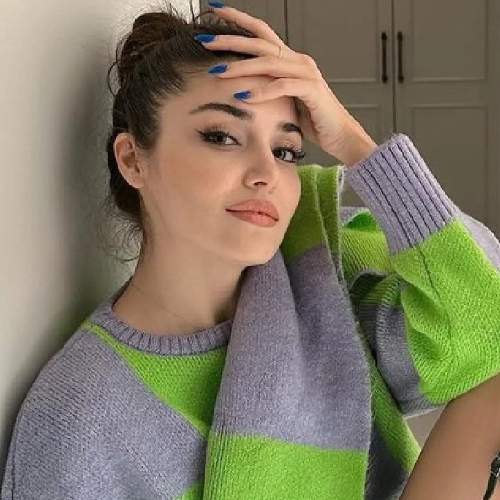 Napriek tomu, že Hande patrí k najúspešnejším tureckým herečkám a modelkám a hodnota jej majetku sa odhaduje na osem miliónov dolárov, ani ona neodolala dnešnému trendu v oblasti skrášľujúcich procedúr. Na najnovšie zverejnených záberoch má herečka o poznanie väčšie pery v porovnaní s minulosťou. Dokonca sa špekulovalo aj o tom, že pery nie sú jediné, čo si Hande nechala vylepšiť.