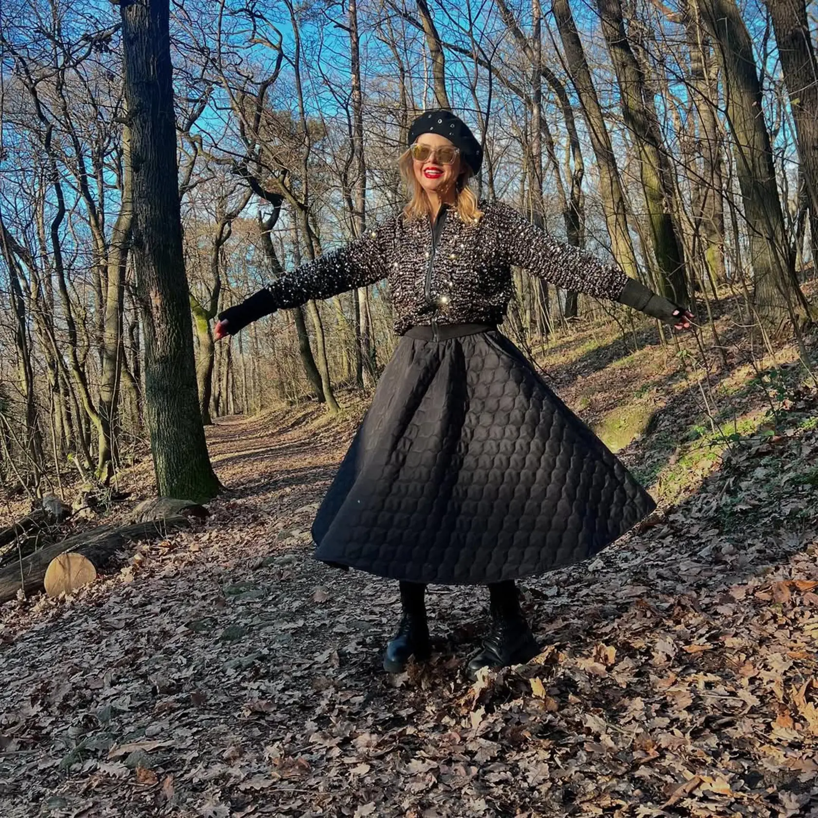 Soňa Müllerová má na módu nos. Najnovšie predviedla prešívanú zimnú sukňu, ktorú skombinovala v ležérne elegantnom štýle s flitrovanou bundičkou a bikermi. Nechýbal ani ikonický červený rúž a baretka. 