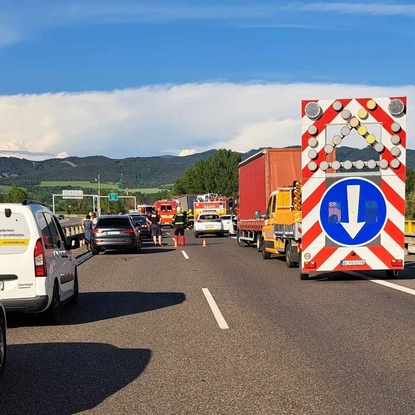 Na diaľnici pristál aj vrtuľník. Kamión podľa svedka vrazil do policajného auta aj do hasičov.