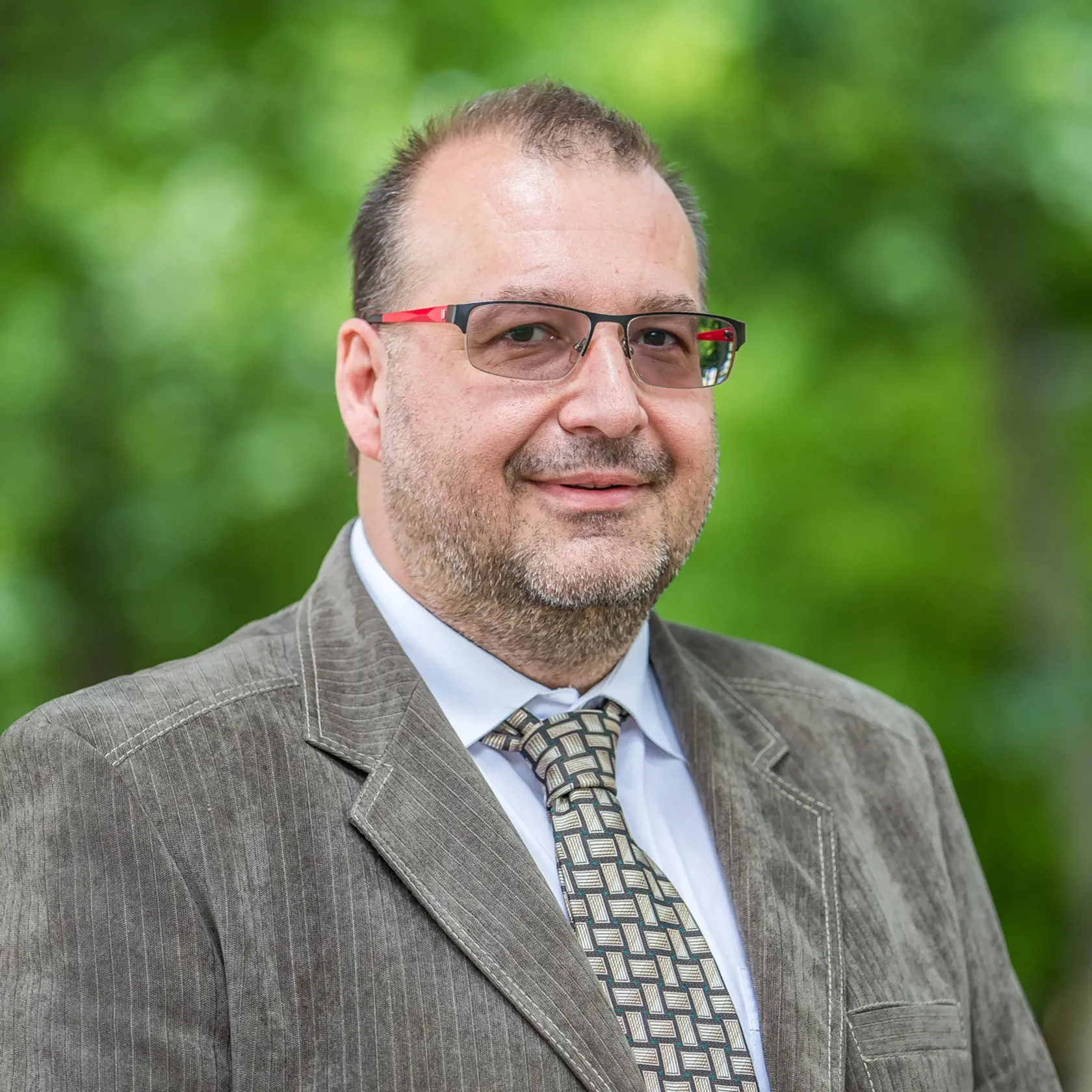 Tomáš Koziak v tom má jasno: „Videom, ktoré Robert Fico zverejnil v stredu podvečer, potvrdil líniu, ktorou sa pôjde. Koalícia sa bude tváriť, že chce situáciu upokojiť, ale bude sa z nej snažiť mocensky čo najviac vyťažiť.“ A to podľa neho znamená pokračovanie „v zoštátňovaní verejnoprávnej televízie a rozhlasu“, návrhy zákonov, ktoré budú okliešťovať médiá či prácu opozičných poslancov. „Môžeme čakať aj zmenu rokovacieho poriadku,“ myslí si politológ Tomáš Koziak.