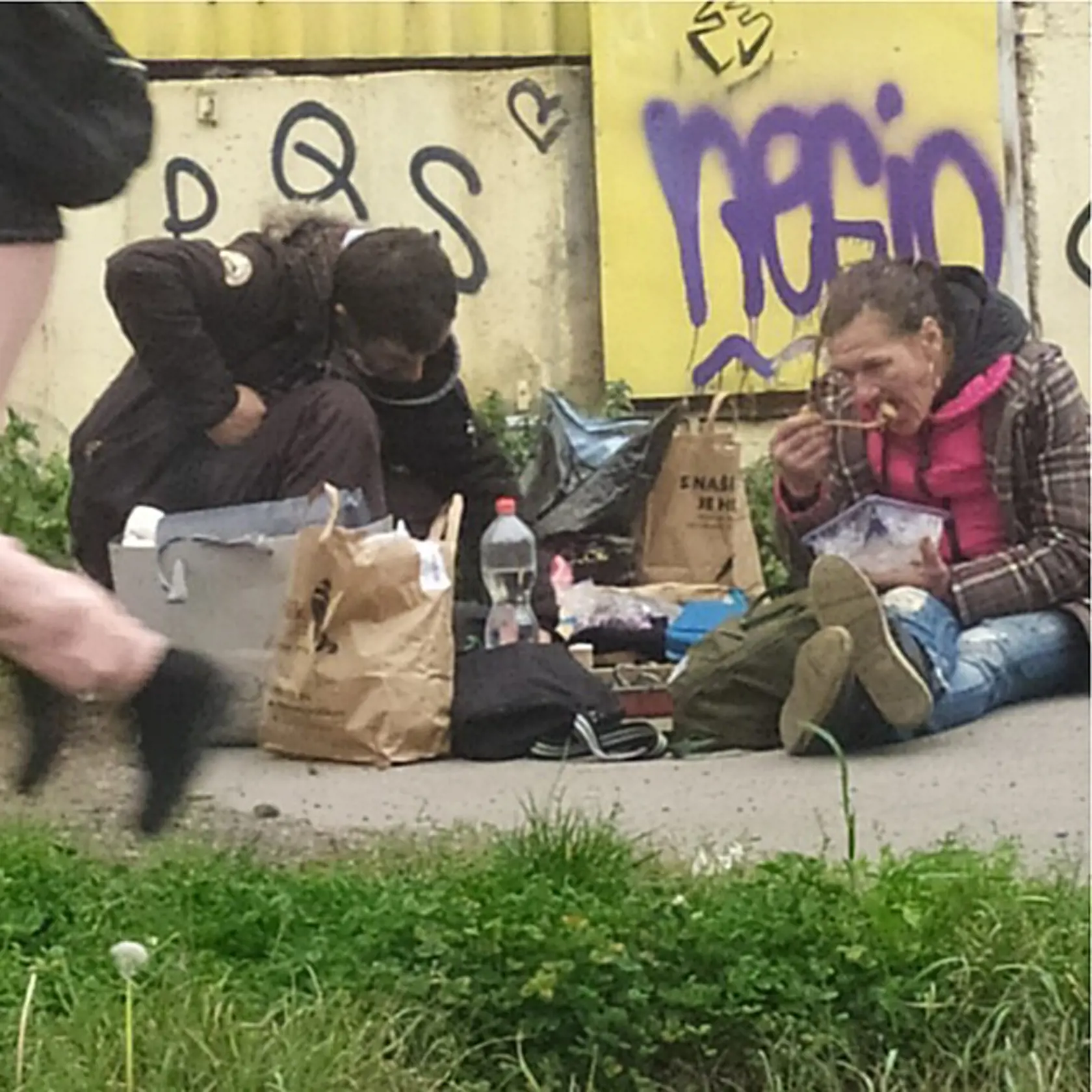 Katka žije stále v uliciach Prahy. Podľa najnovších fotografií je jasné, že problémy s drogami má stále. Pritom celý život snívala o tom, že si dcérku Terezku zoberie naspäť.