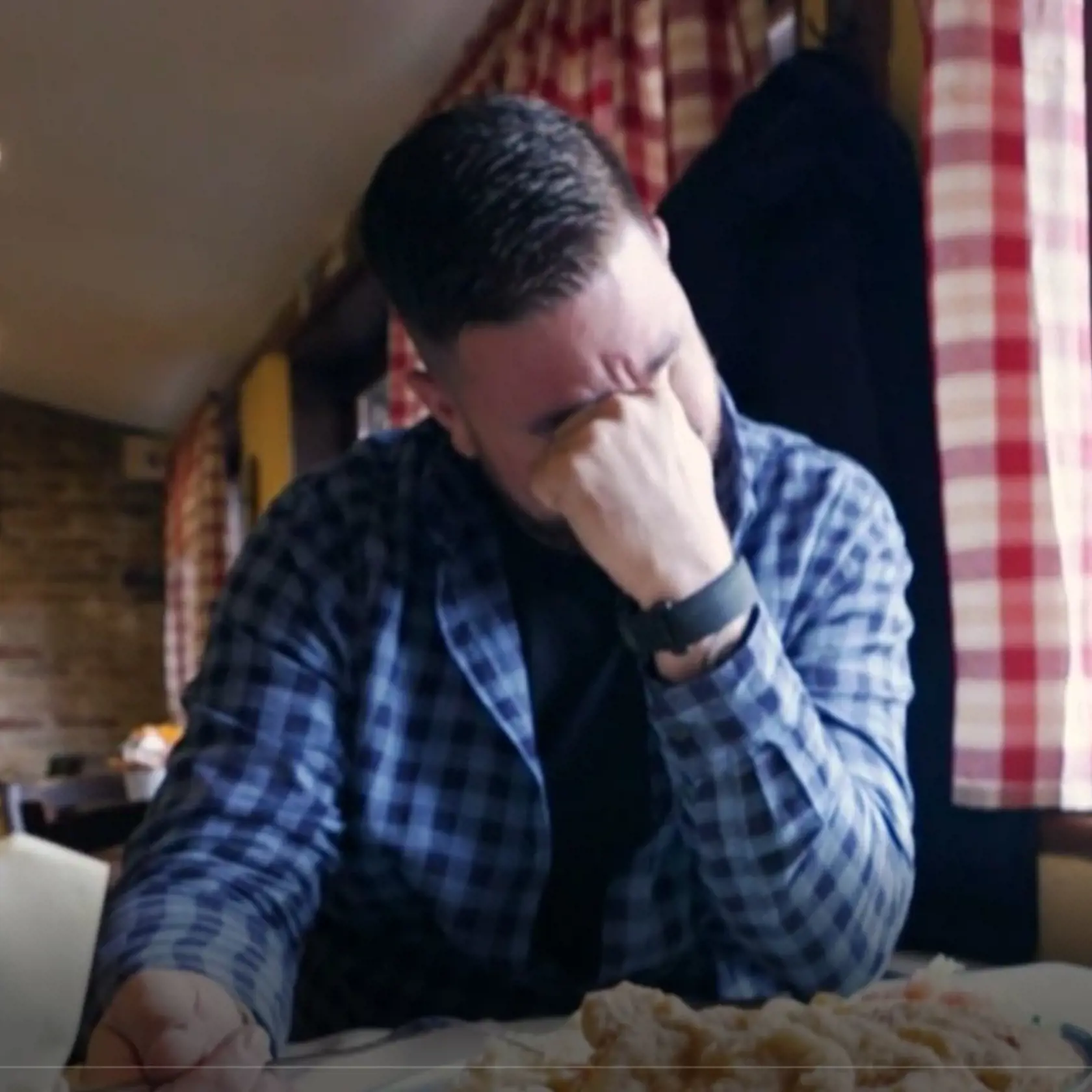 Martin Novák vypľúval jedlo do servítky.