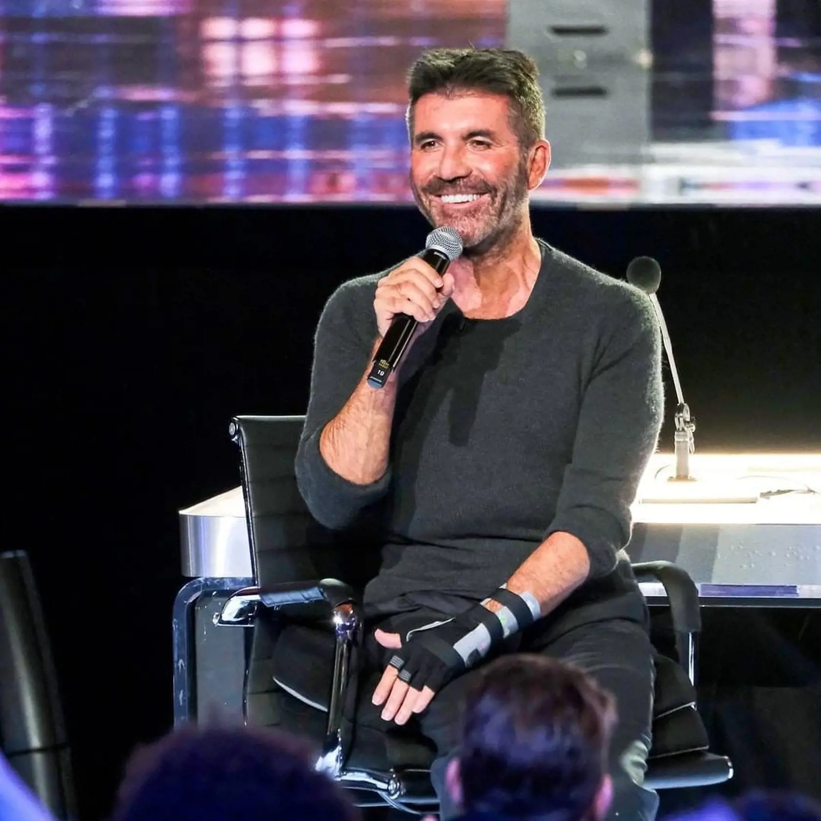 Simon Cowell zasadol do porotcovského kresla súťaže Amerika hľadá talent už v roku 2002. Od tej doby je pravidelnou súčasťou podobných projektov. Ako väčšina verejne známych celebrít si potrpí na svoj výzor, čím je veľmi známy. Najnovšie však prekvapuje zmenou tváre, ktorá je zjavne poznačená plastikami až príliš. Starnúci milovník si tak zjavne kompenzuje nie len svoj vek.