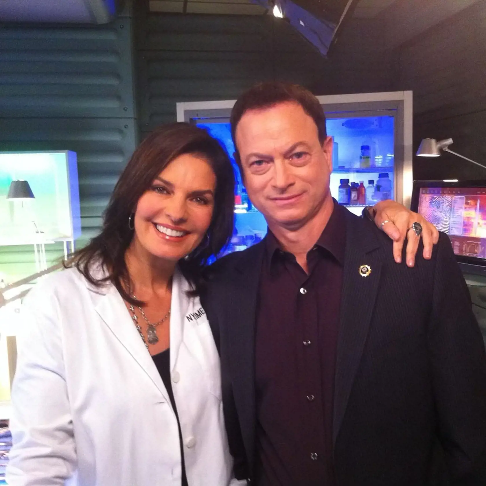 Hlavný vyšetrovateľ CSI New York herec Gary Sinise s kolegyňou Selou Ward.