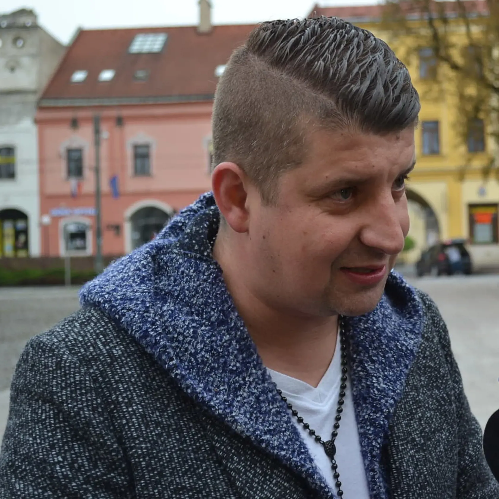 "Som čerstvo po korone, s dosť blbým priebehom. Bol som na RTG, mám silné postcovidové syndrómy od dýchania až po dutiny. Môj právny zástupca a lekárka neodporúčali účasť na pojednávaní a poslali do Pezinka ospravedlnenie. Neodporúčajú mi lekári žiadnu fyzickú ani psychickú záťaž," obhajoval poslanec Rudolf Dupkala svoju neúčasť na vytýčenom pojednávaní.