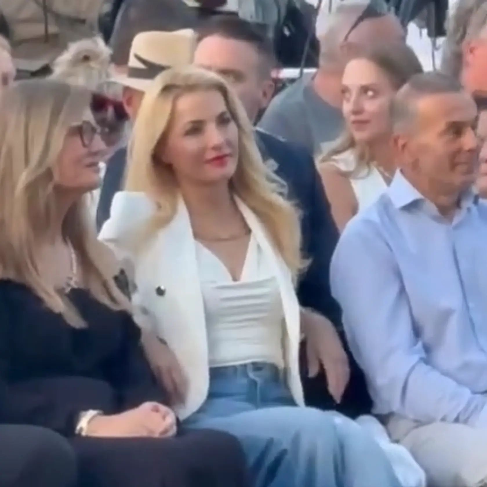 Ministerka Šimkovičová na festivale vo Východnej. Vybrala si biely top s modrými džínsami.