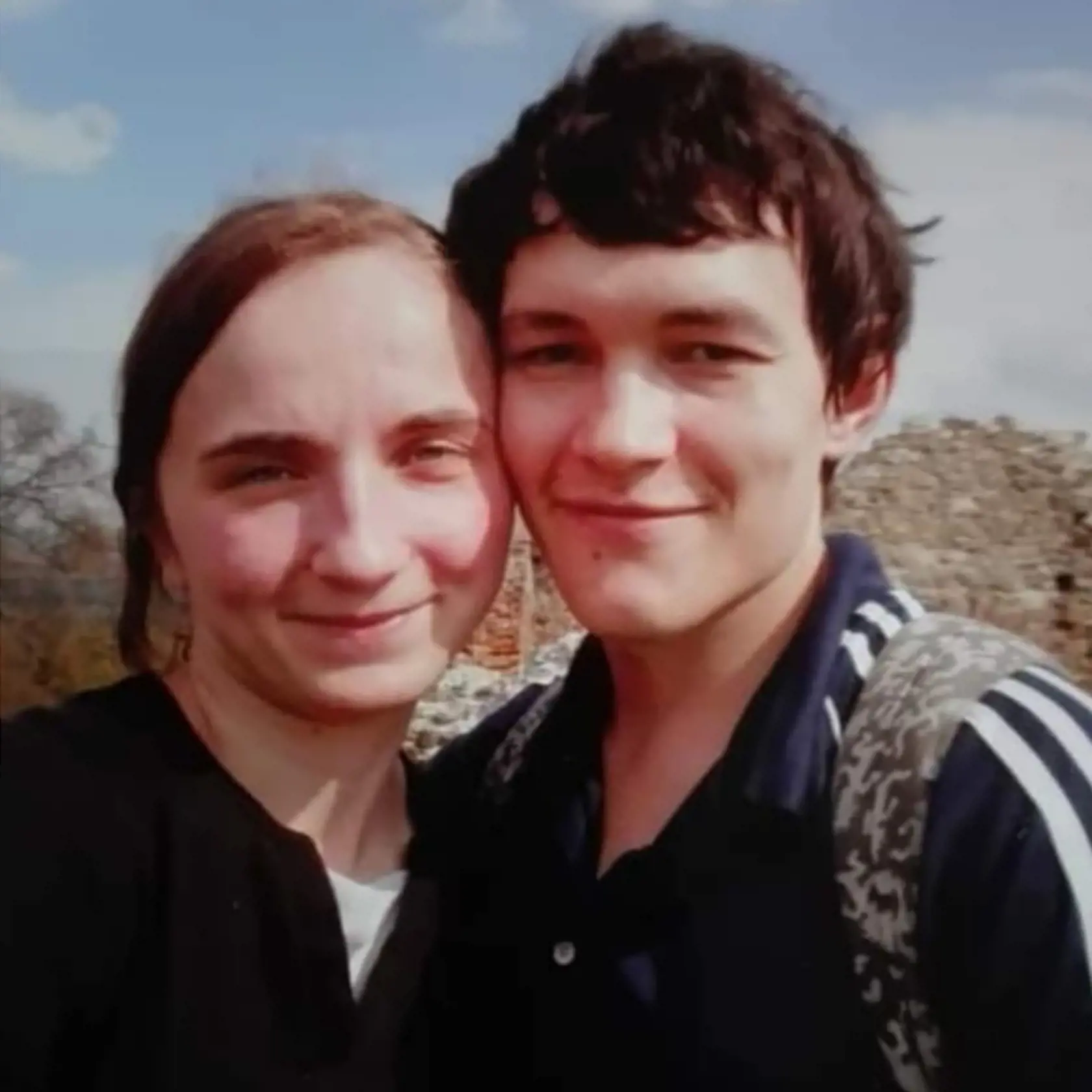 Boli mladí, zamilovaní, plánovali svadbu, spoločnú budúcnosť. Vrah zabil JÁNA KUCIAKA a jeho snúbenicu MARTINU KUŠNÍROVÚ  v ich vlastnom dome.