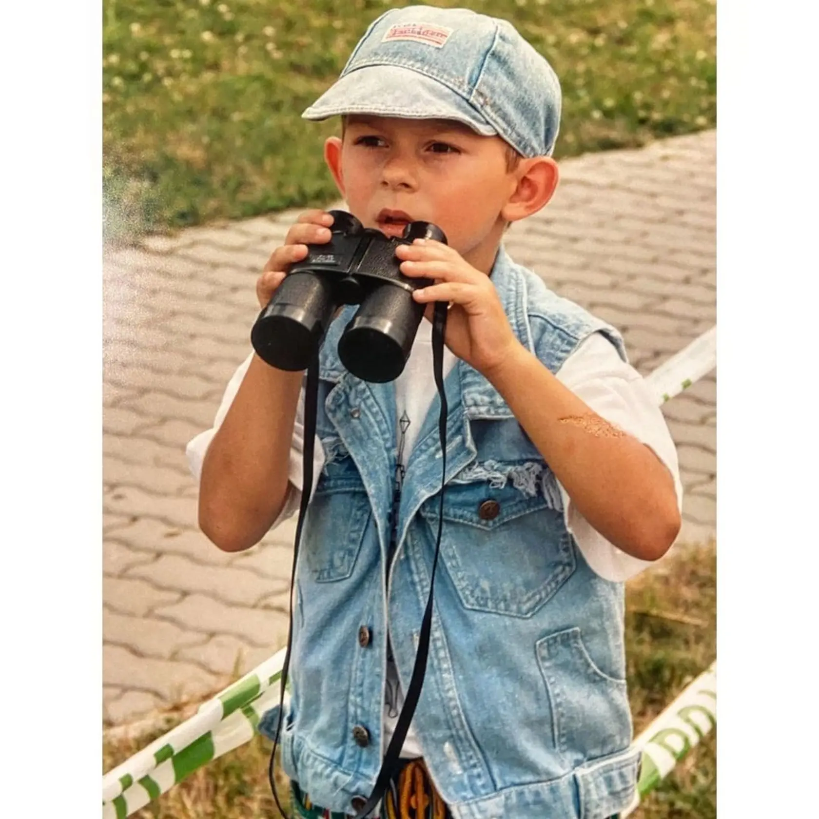 Richard Autner ako päťročný rád sledoval všetko cez ďalekohľad. 