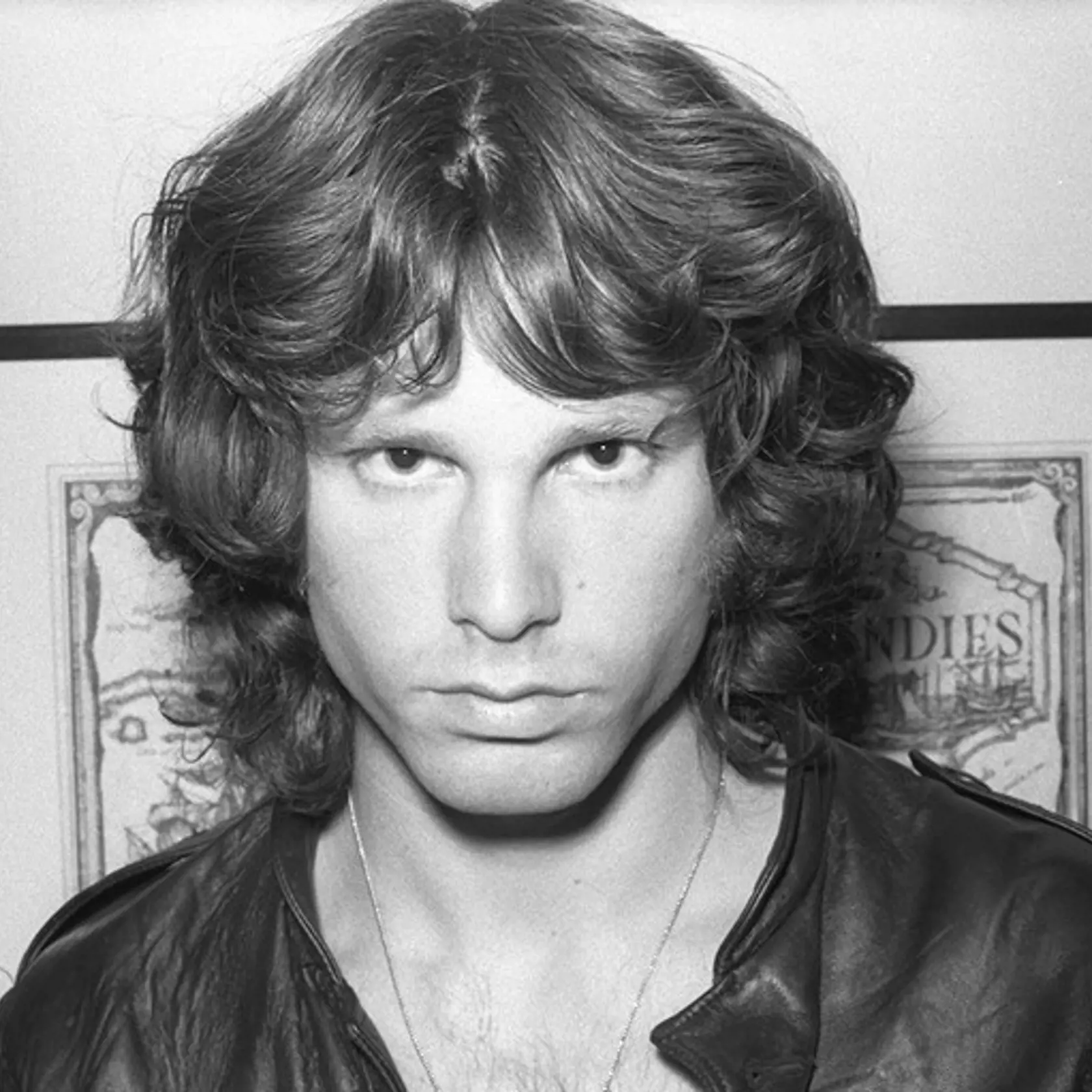 Aj nad osudným koncom speváka The Doors, Jima Morrisona (†27) vysí otáznik. Napriek tomu, že hedonistický život speváka nenaznačuje, že by mal zomrieť záhadným spôsobom skôr na dôsledok svojej životosprávy, zostáva záhadou prečo nebola po Morrisonovej smrti v Paríži vykonaná pitva. Speváčka Marianne Faithful v roku 2014 poukázala na drogového dílera Jeana de Breiteuila, ktorý Morrisonovi pichol príliš silnú dávku heroínu, ktorá ho zabila.
