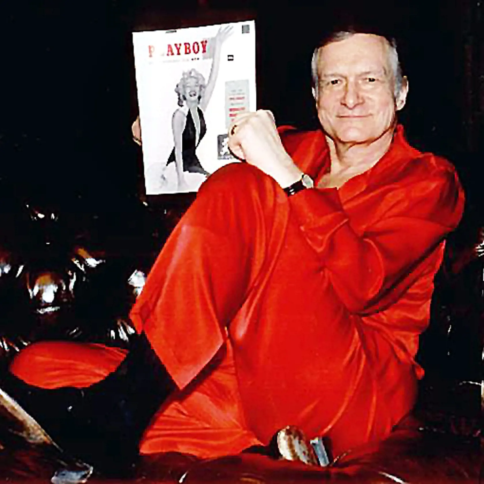 Hrdý Hefner s prvým vydaním magazínu Playboy. Na titulke pózovala herečka a modelka Marilyn Monroe.