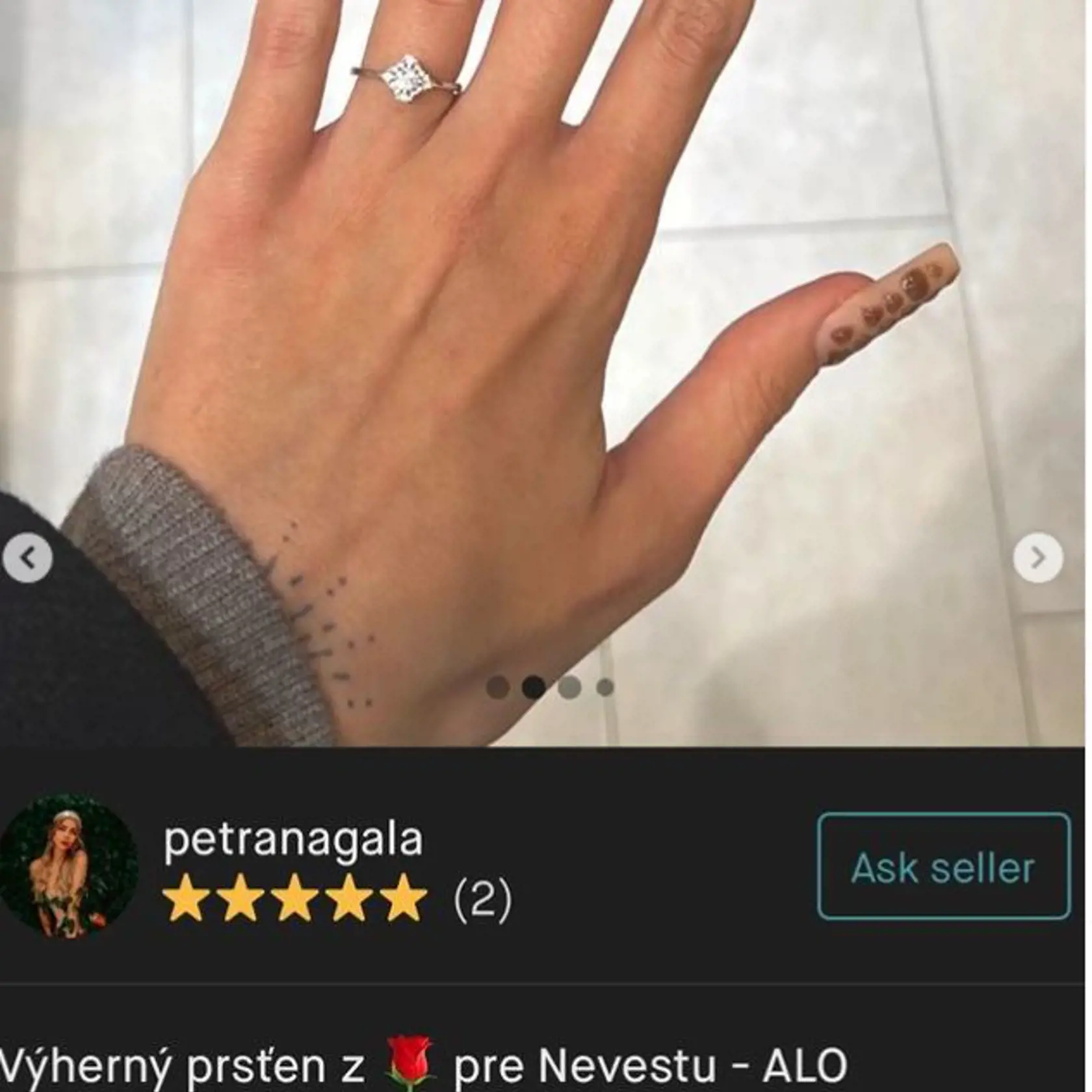 Petrana predáva na bazáre výherný prsteň, ktorý dostala od Tomáša v Ruži pre nevestu.