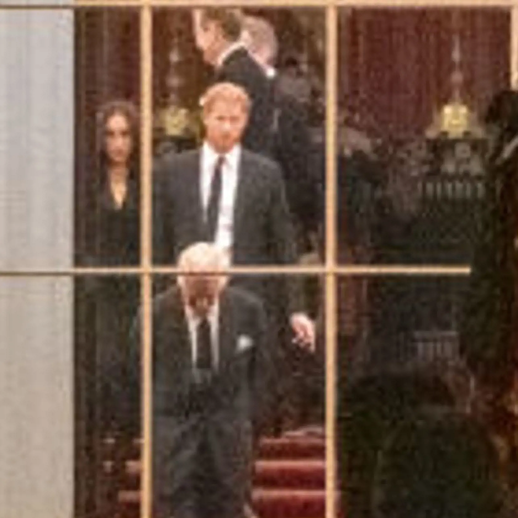Na rakvu s kráľovnou čakali spolu s kráľom aj Harry s Meghan.