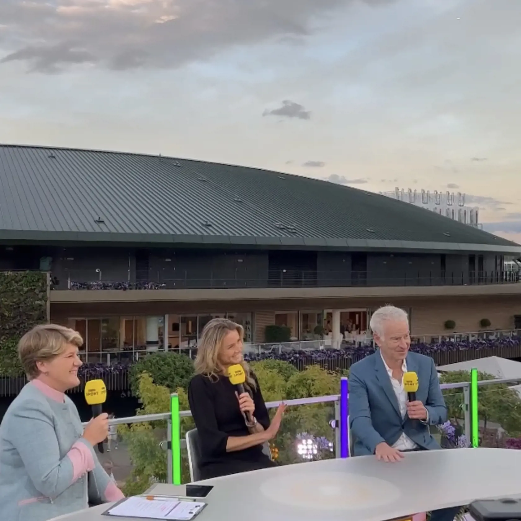 Z jej figúry bol na mäkko aj jej televízny parťák a tenisová ikona John McEnroe.