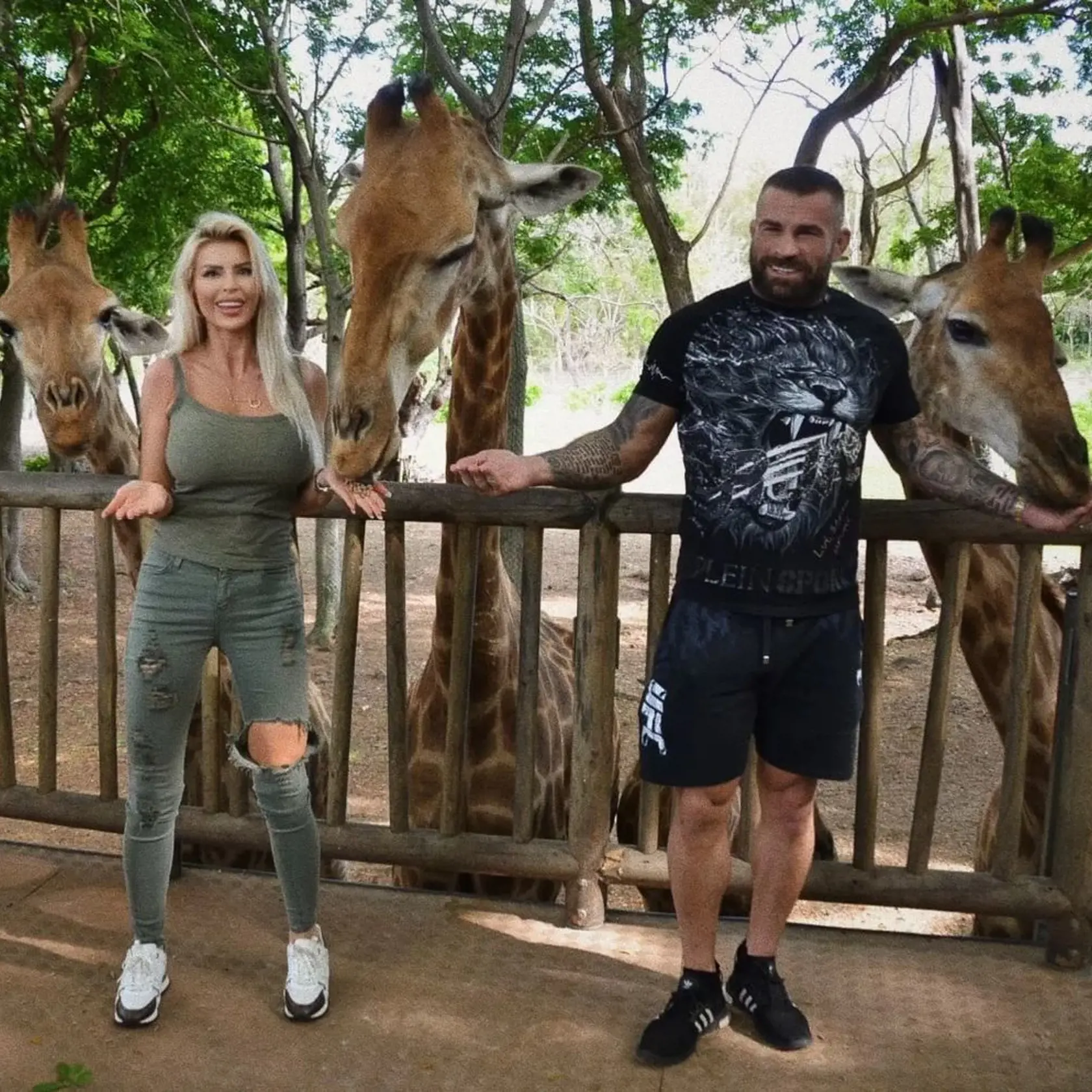 Navštívili aj žirafy, ktoré kŕmili počas raňajok. A práve pod touto fotkou sa objavil komentár, ktorý možno prezradil viac, ako by si manželia priali. "Je hrozne fajn, že ste na ,svadobnej ceste´, ale vaša svadba prebehla pred pol rokom a ľudia, čo na nej pracovali, ešte nedostali zaplatené. Obsluhovala som vám narodeniny vás oboch, Lilinkine narodeniny a všetko bolo vždy oka, tak nechápem, kde je problém," začala rozzúrená baba, ktorá bola súčasťou personálu na svadbe storočia.