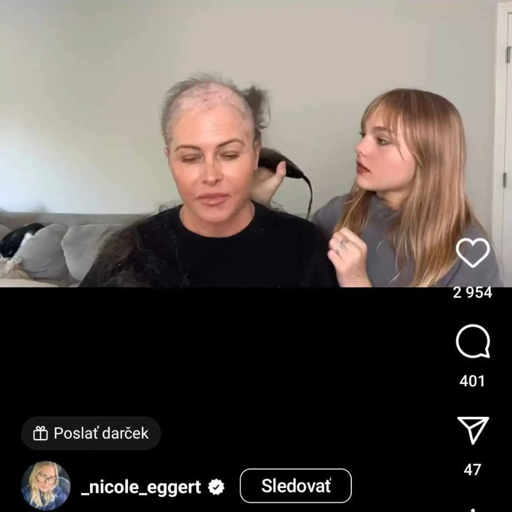 V jednej chvíli jej prišla na pomoc mladšia dcéra Keegan.