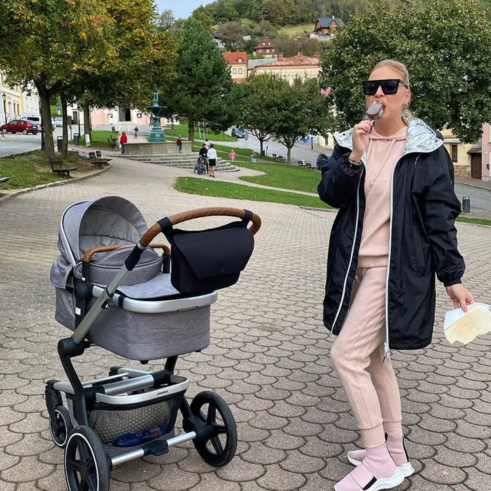 „Napchávam sa iba, preto, že musím...#GRINCH😅...Akože nanuk som zajedla teplou kúpeľnou oplátkou, zjedla som Štamberské uši, natlačila korbáčiky a teraz doma valím vajíčkovú pomazánku??? Tehotenské chute ma minuli, tak teraz toto?!?!!!!!“ napísala Markétka k príspevku.