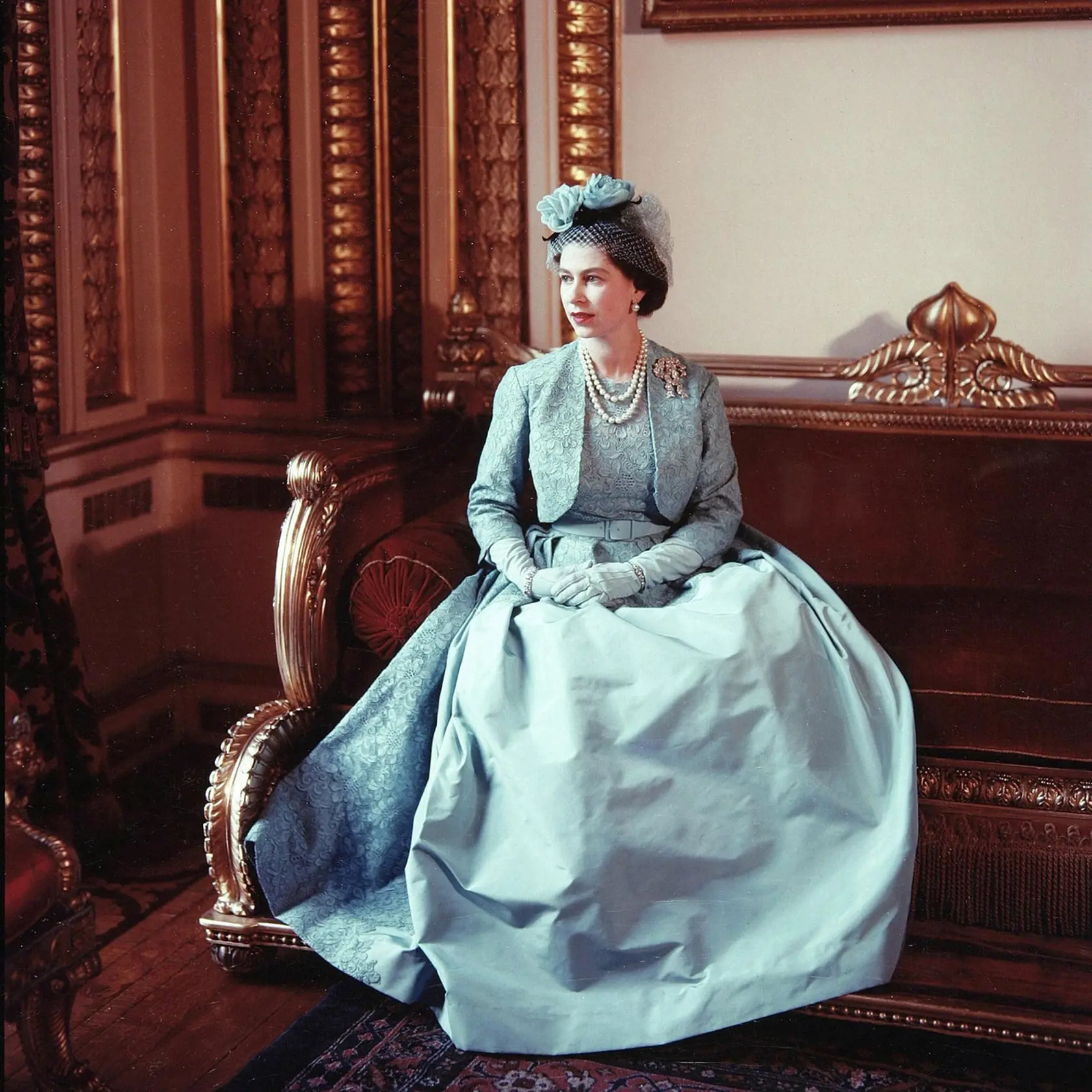 Kráľovná Alžbeta II. si na svadbu svojej sestry princeznej Margaret s lordom Snowdonom v roku 1960 obliekla svetlomodré šaty.