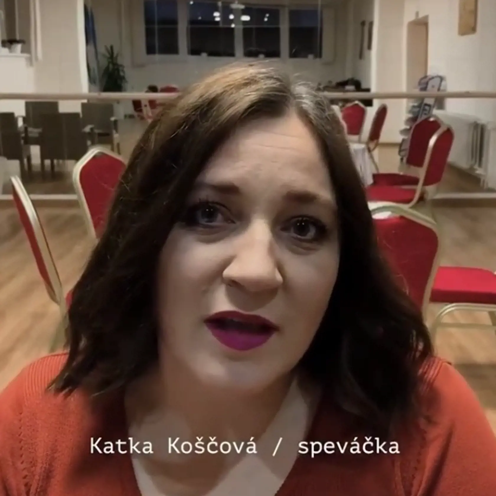Katka Koščová pôsobila na videu dosť unavene. Napovedali o tom aj jej veľké kruhy pod očami.