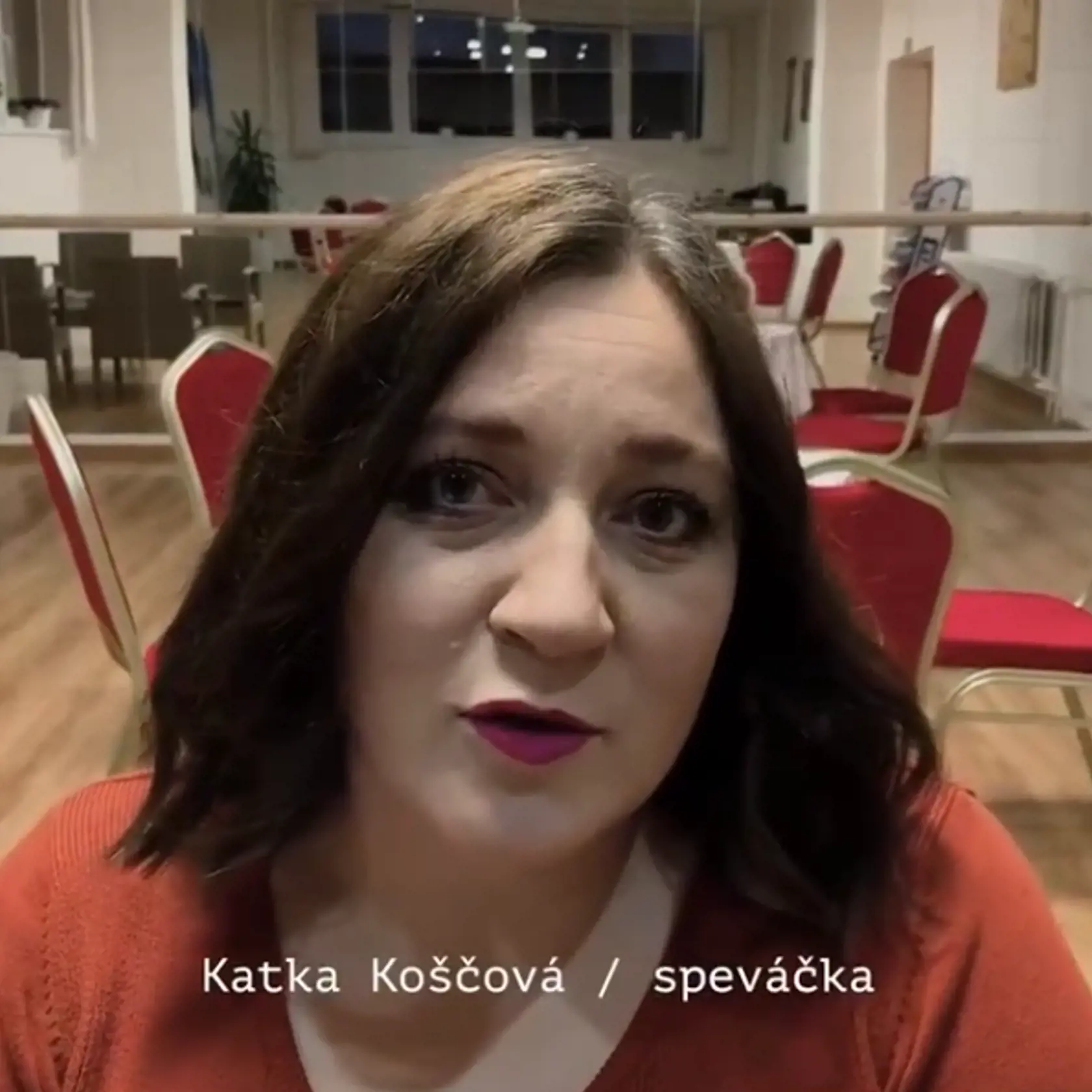Katka Koščová pôsobila na videu dosť unavene. Napovedali o tom aj jej veľké kruhy pod očami.