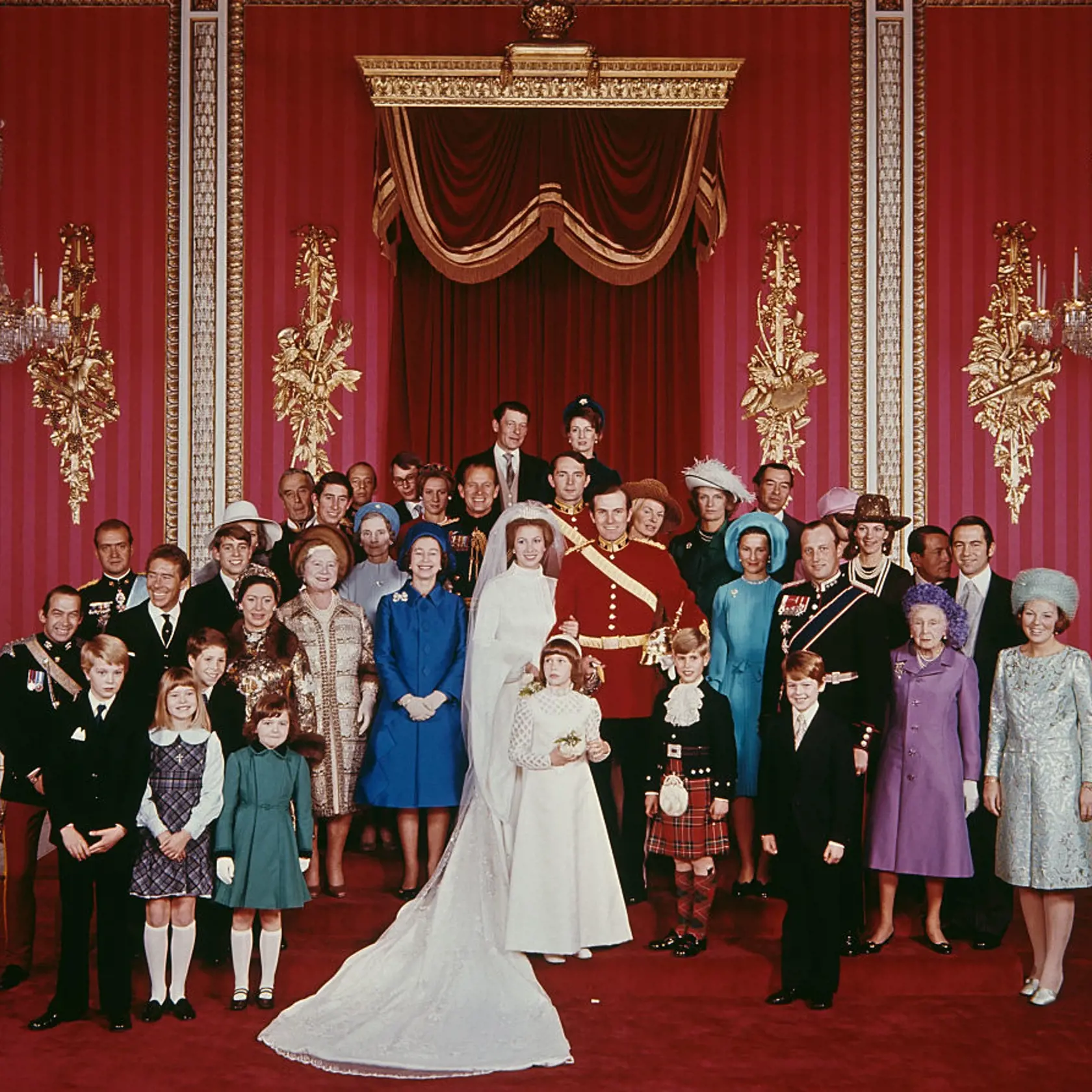 Princezná Anna sa za Marka Phillipsa vydala v roku 1973. Kráľovná Alžbeta si na svadbu svojej dcéry obliekla kráľovskú modrú.