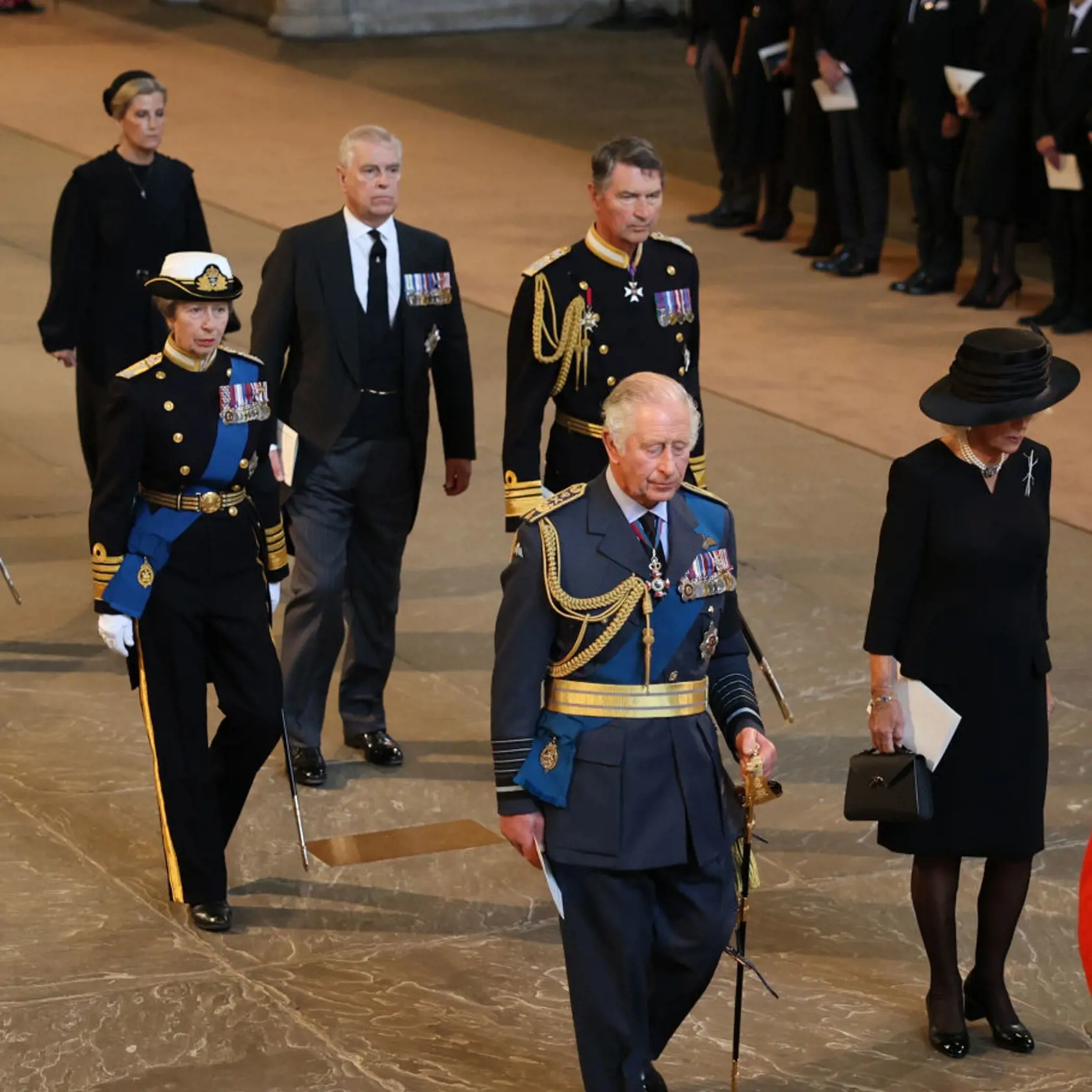 Princezná Anna bola jedinou ženou v sprievode za truhlou a princovia Andrew a Harry zase jeho jediní členovia, ktorí nemali oblečené uniformy.