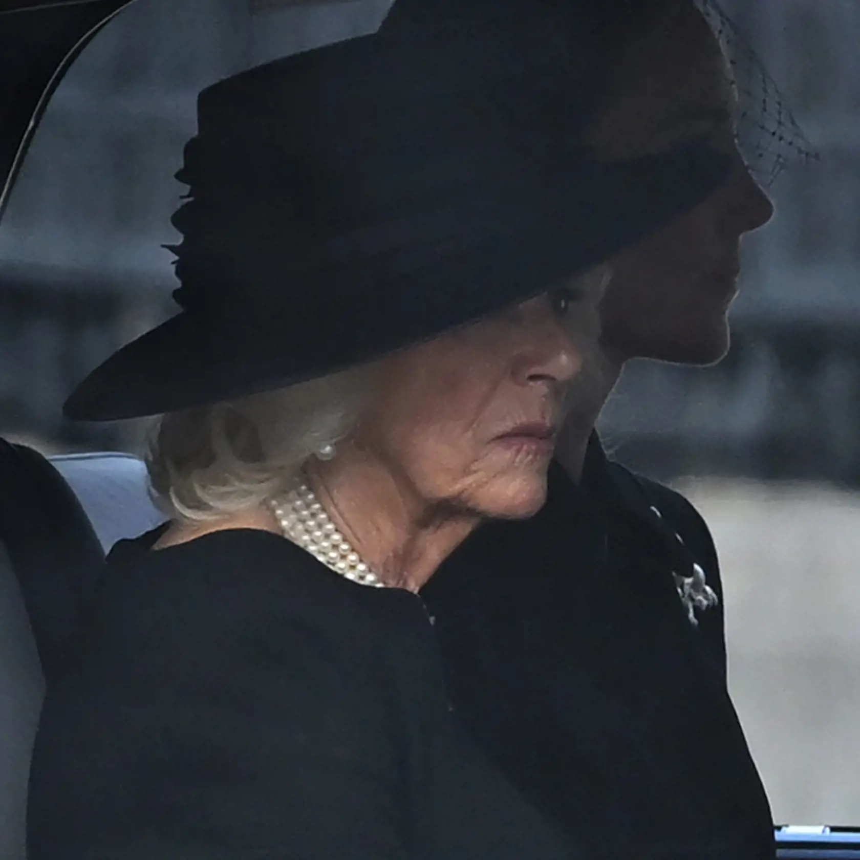 Budúca kráľovná, vojvodkyňa Camilla, sa viezla spolu s ostatnými ženami v aute. Len princezná Anna išla spolu s mužmi za rakvou v uniforme.