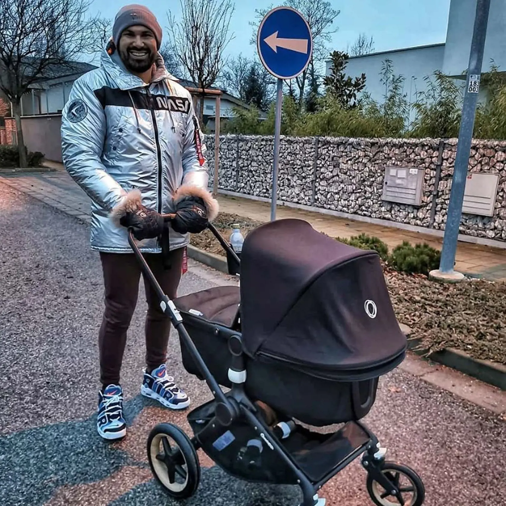 S kočíkovaním pomáha aj tatko Attila.