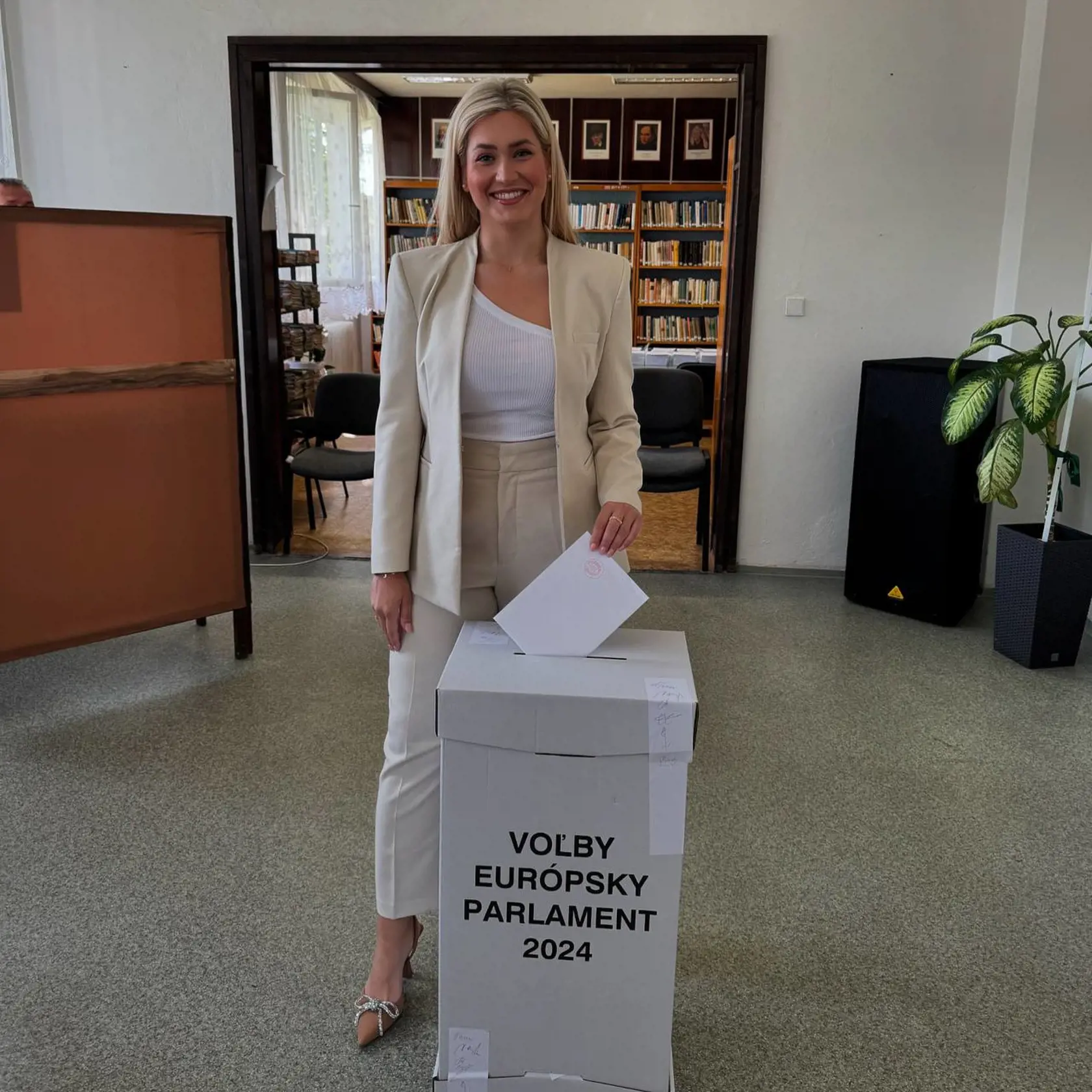 Loretta Pinke prišla do volebnej miestnosti v smotanovom nohavicovom kostýme, ktorý doplnila výraznými lodičkami.