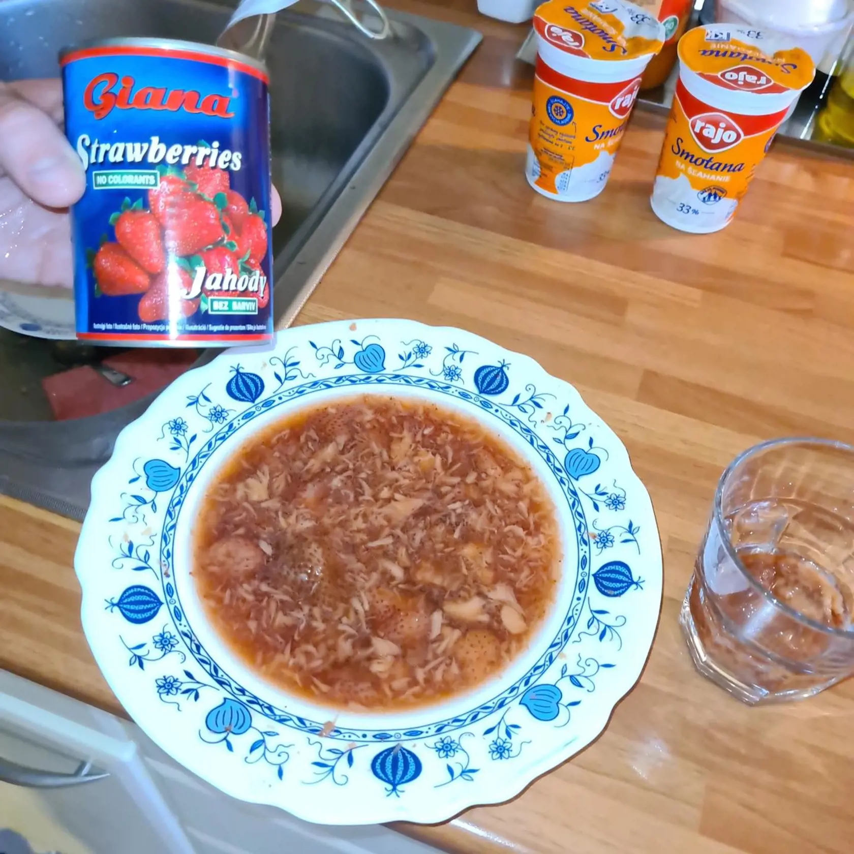 Keď konzervu vyliala do taniera, skoro onemela.