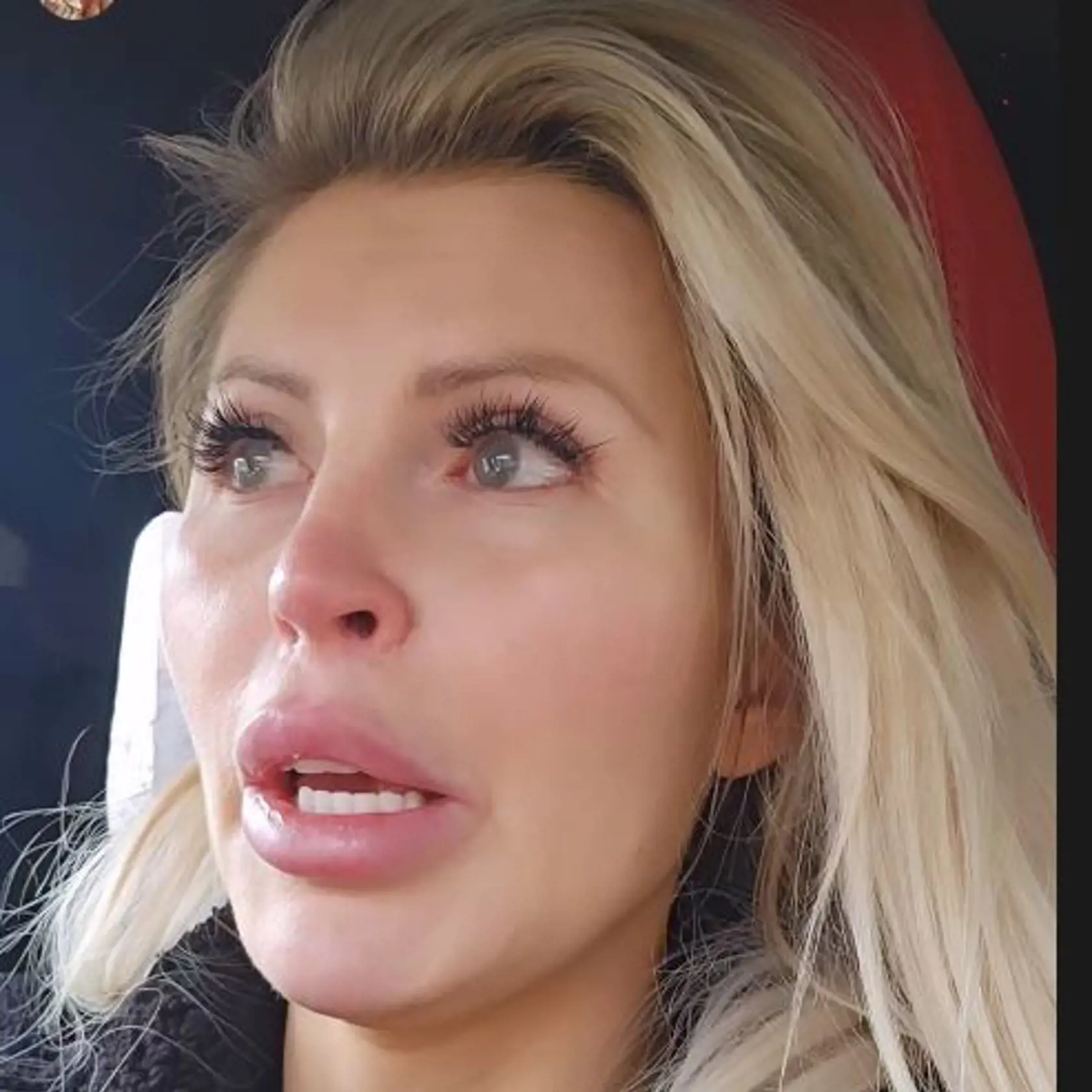 Lelu prepadli zlodeji. Uplakaná vysvetľuje, čo sa stalo.