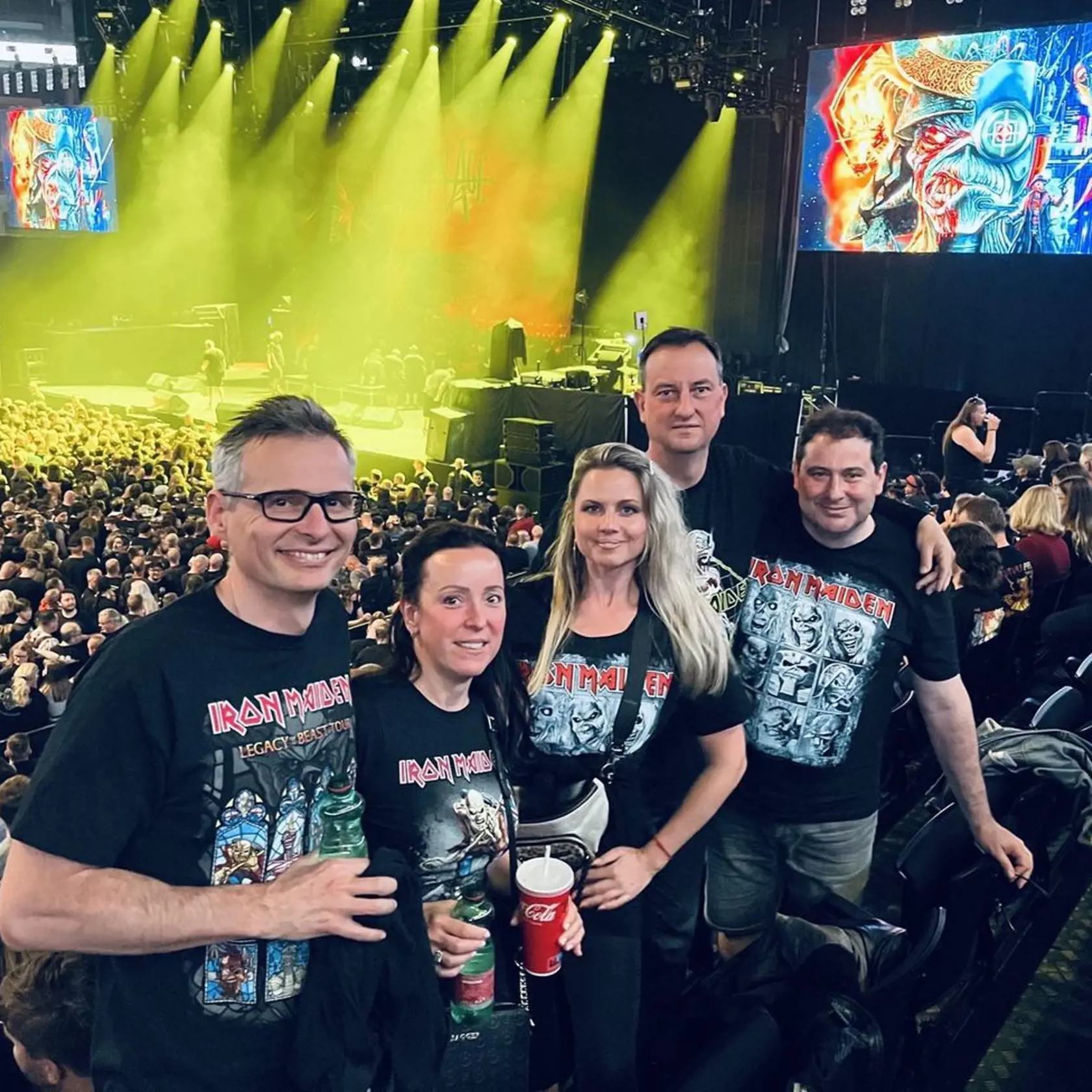 Úplne vzadu Daniel Krajcer na koncerte metalovej legendy z Británie, skupiny Iron Maiden.