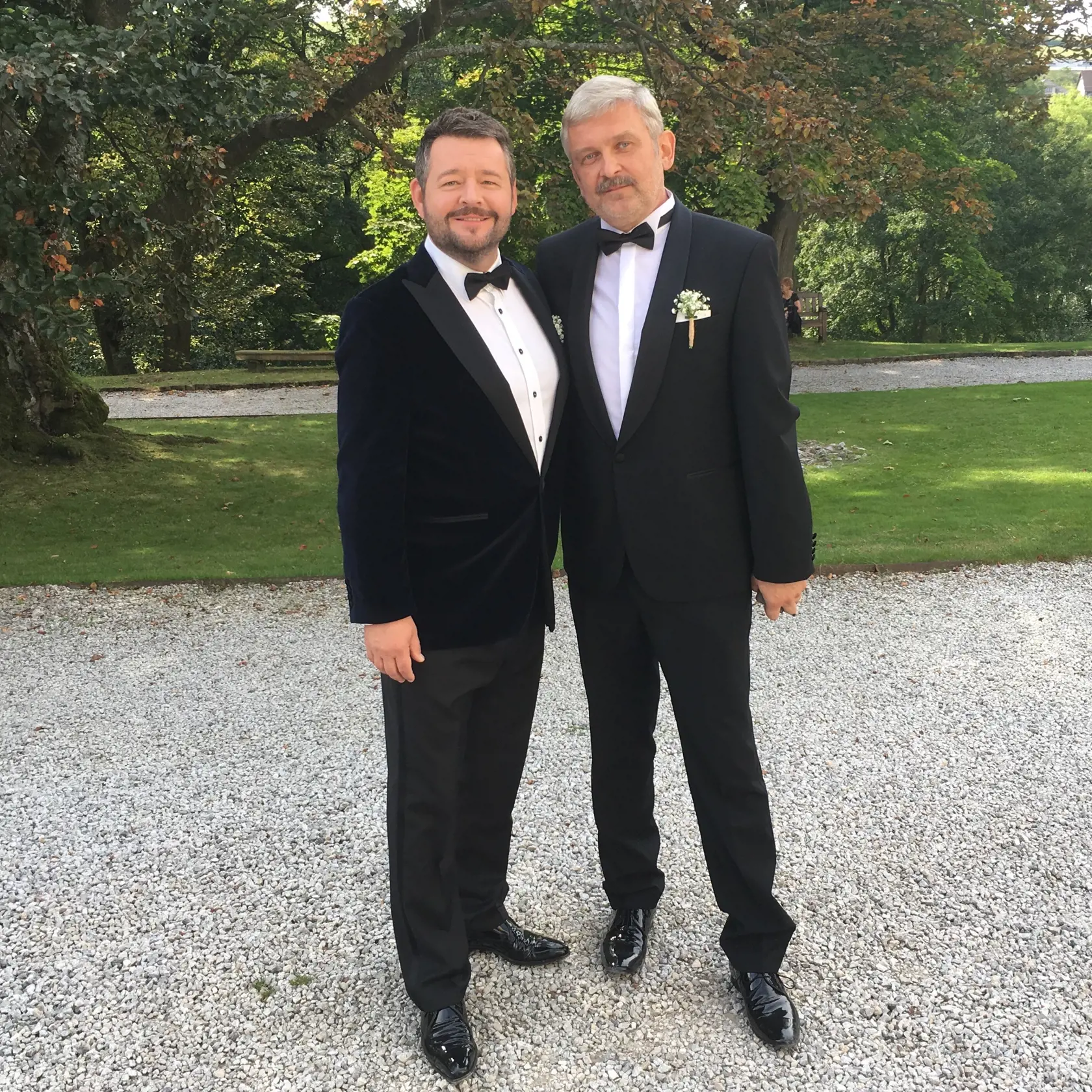 Svadobní otcovia. Herec Michal Hudák a regionálny politik Juraj Hudáč sú kamaráti už roky. Poznali sa skôr, ako ich deti. 