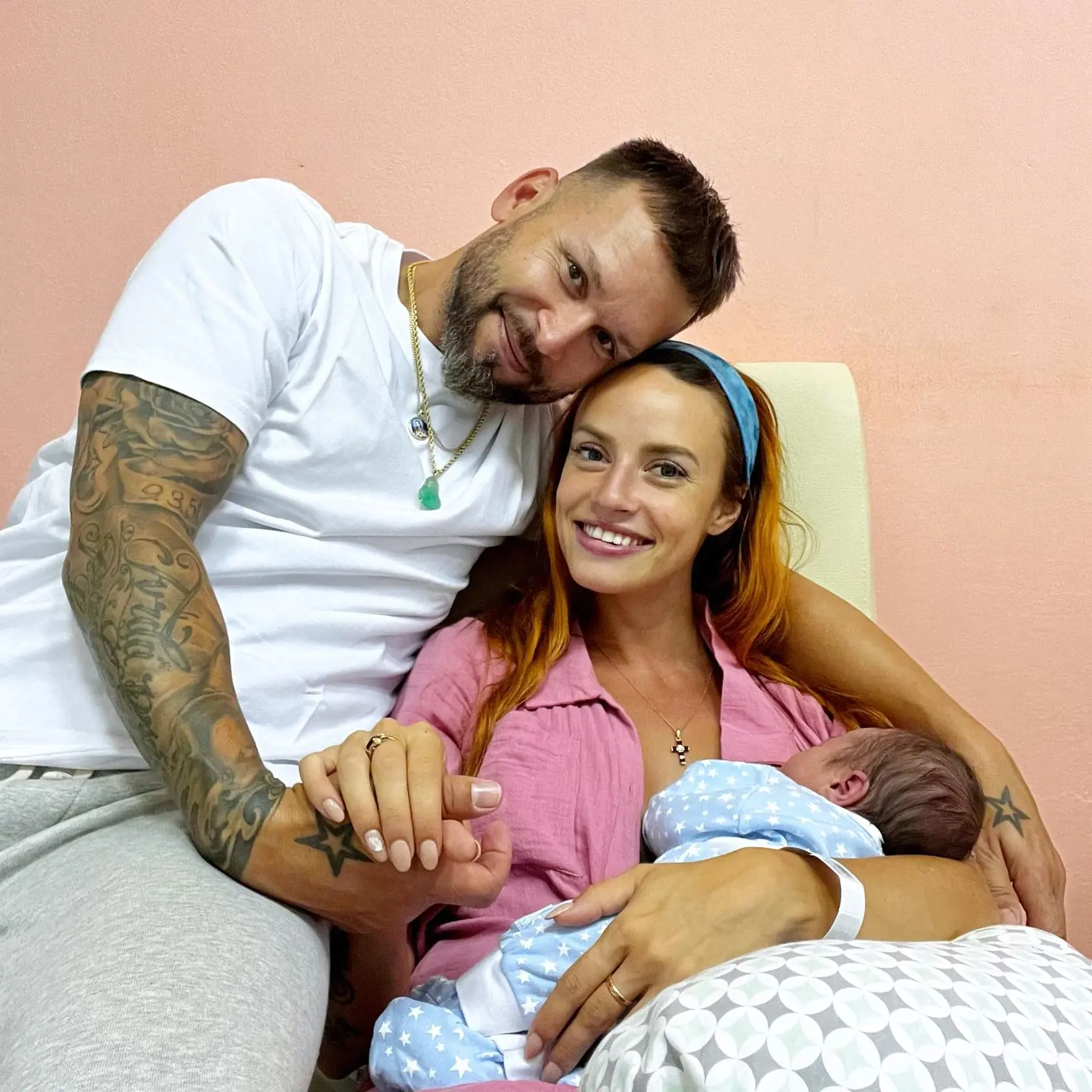 Johny Mečoch sa stal otcom, prvá foto so synčekom priamo z pôrodnice.