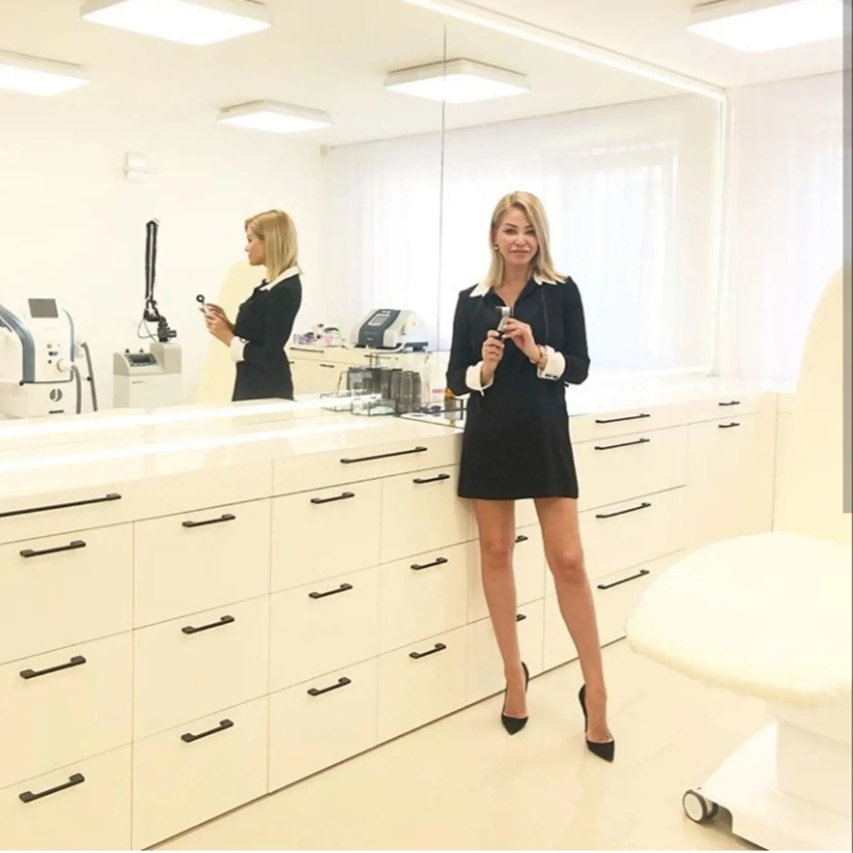 Mnohí by sme jej pracovné tempo považovali za šialené, ona však dlhé pracovné dni považuje za silnú motiváciu. Dokonale upravená v ohromne štýlových outfitoch, každý pracovný deň nielen začína, ale aj končí s úsmevom na tvári.