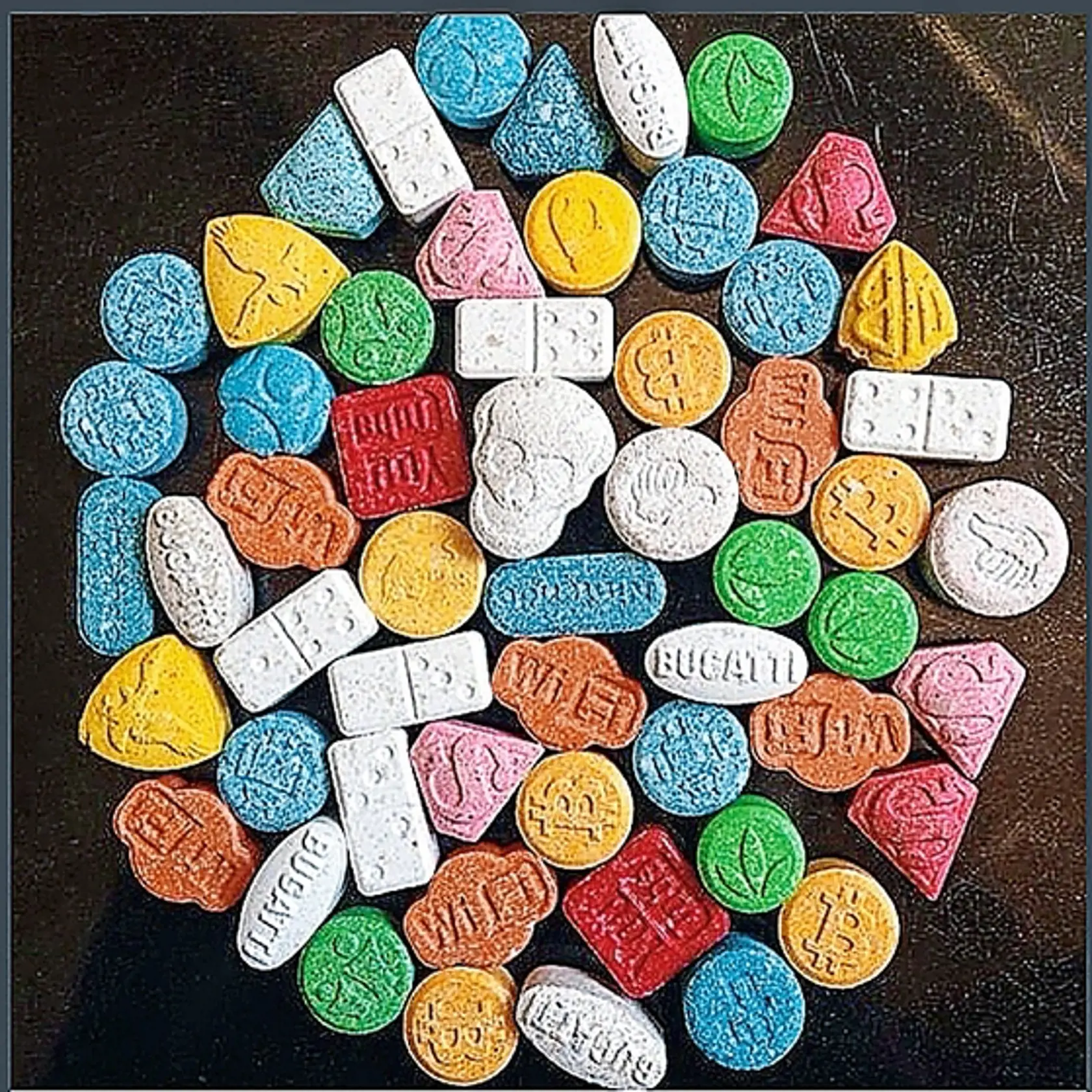 Extáza aj LSD sú zakázané, nie je však problém dostať sa k nim.