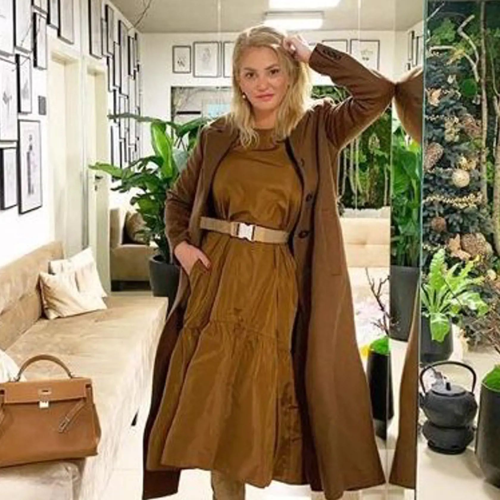 Aj tento outfit má Pallová z bežne dostupného butiku.