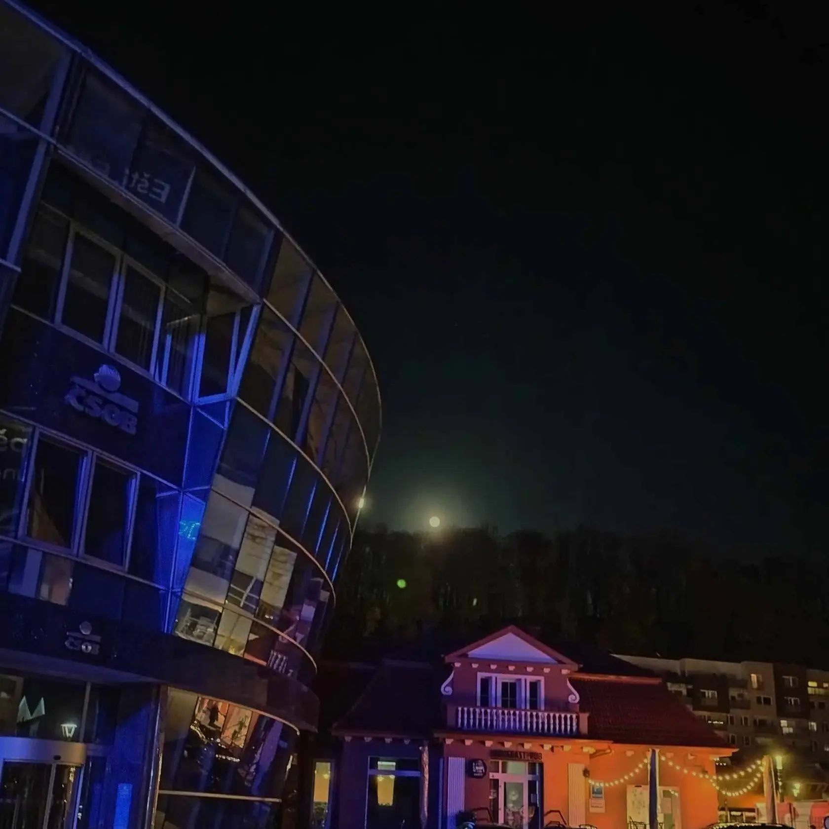 "Ružový" Mesiac 99,2% nad trenčianskou Brezinou a zarovnanie Marsu s Castorom a Polluxom.