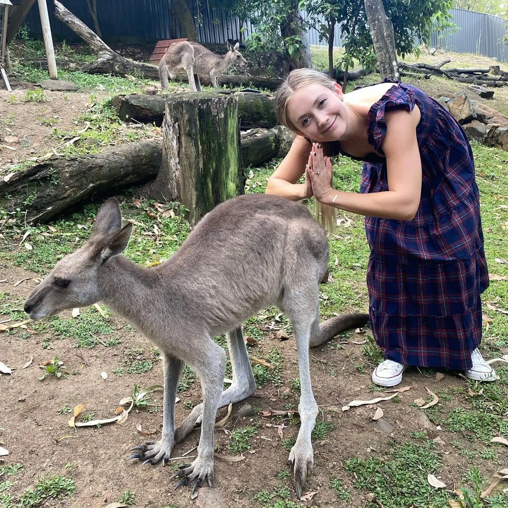 S Billie Lourd sa zblížil Taylor po tom, čo boli priateľmi a utešoval ju po smrti jej mamy a babičky.