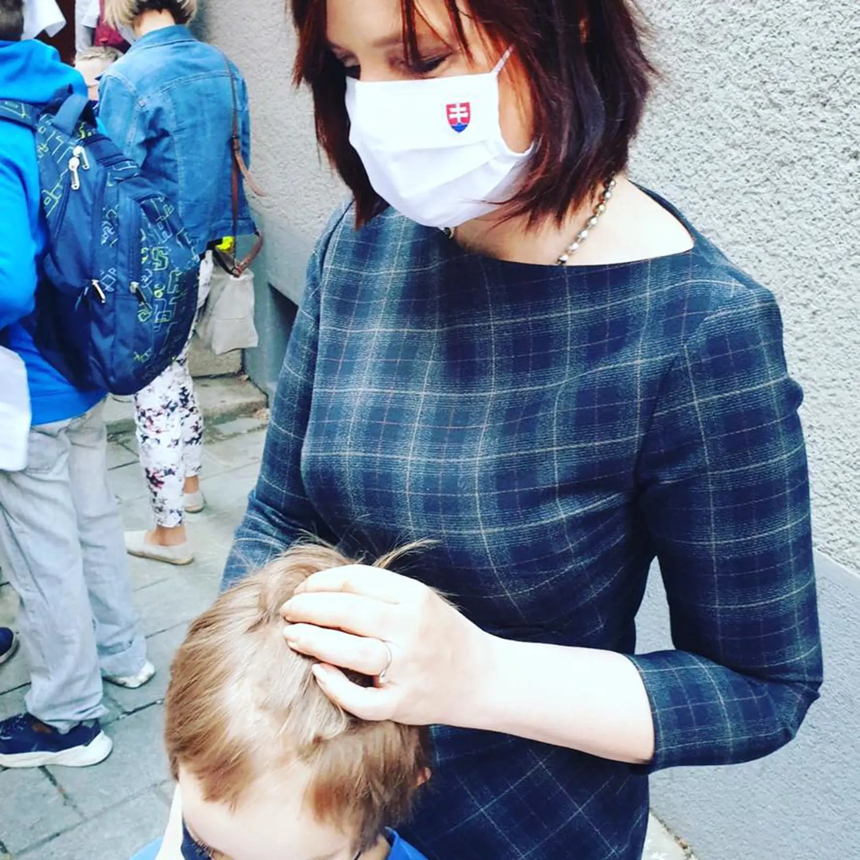 Veronika Remišová sa pochválila fotkou so synom. Čakajú na začiatok vyučovania.