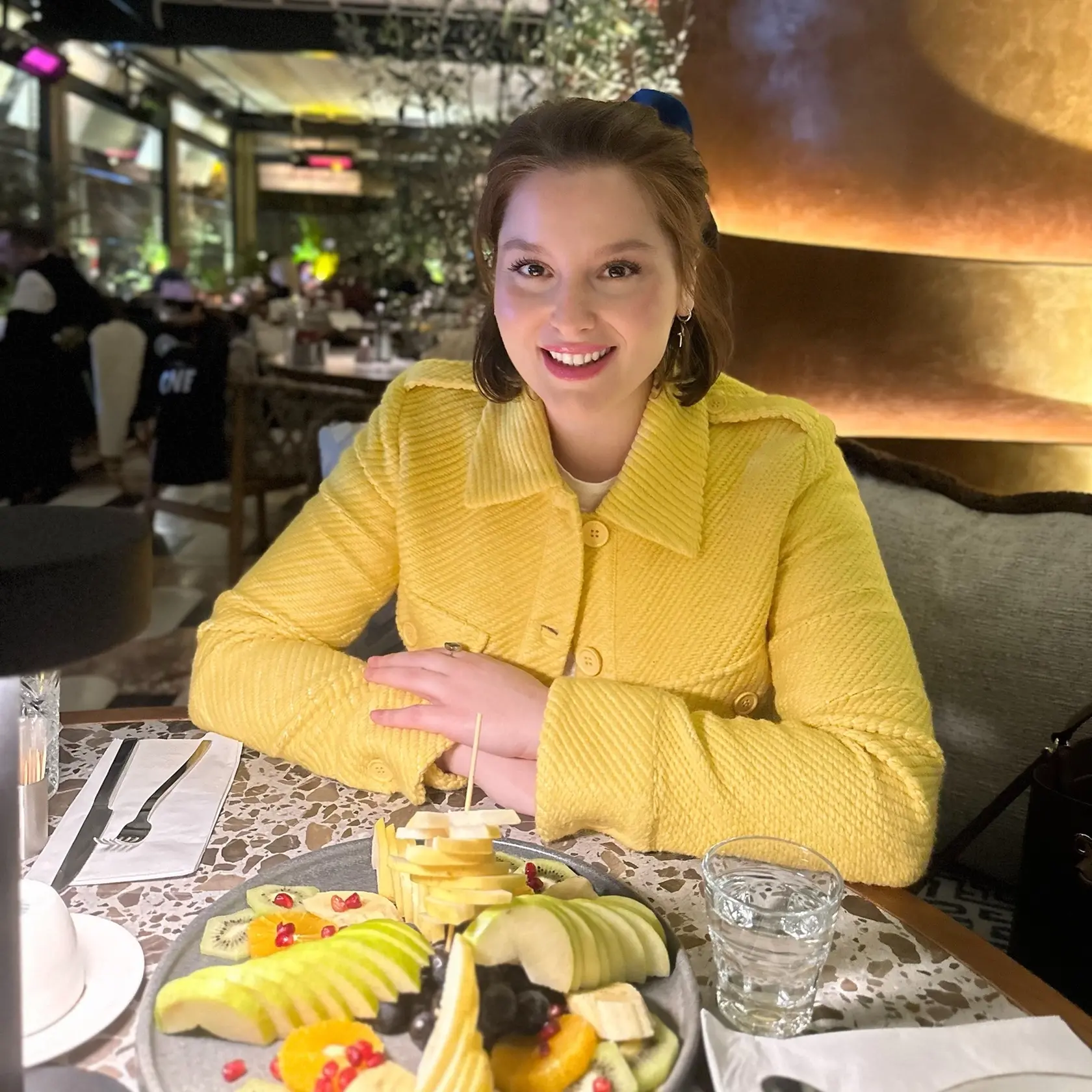 Elçin Afacan, v žltom kabátiku vyzerá ako modelka.