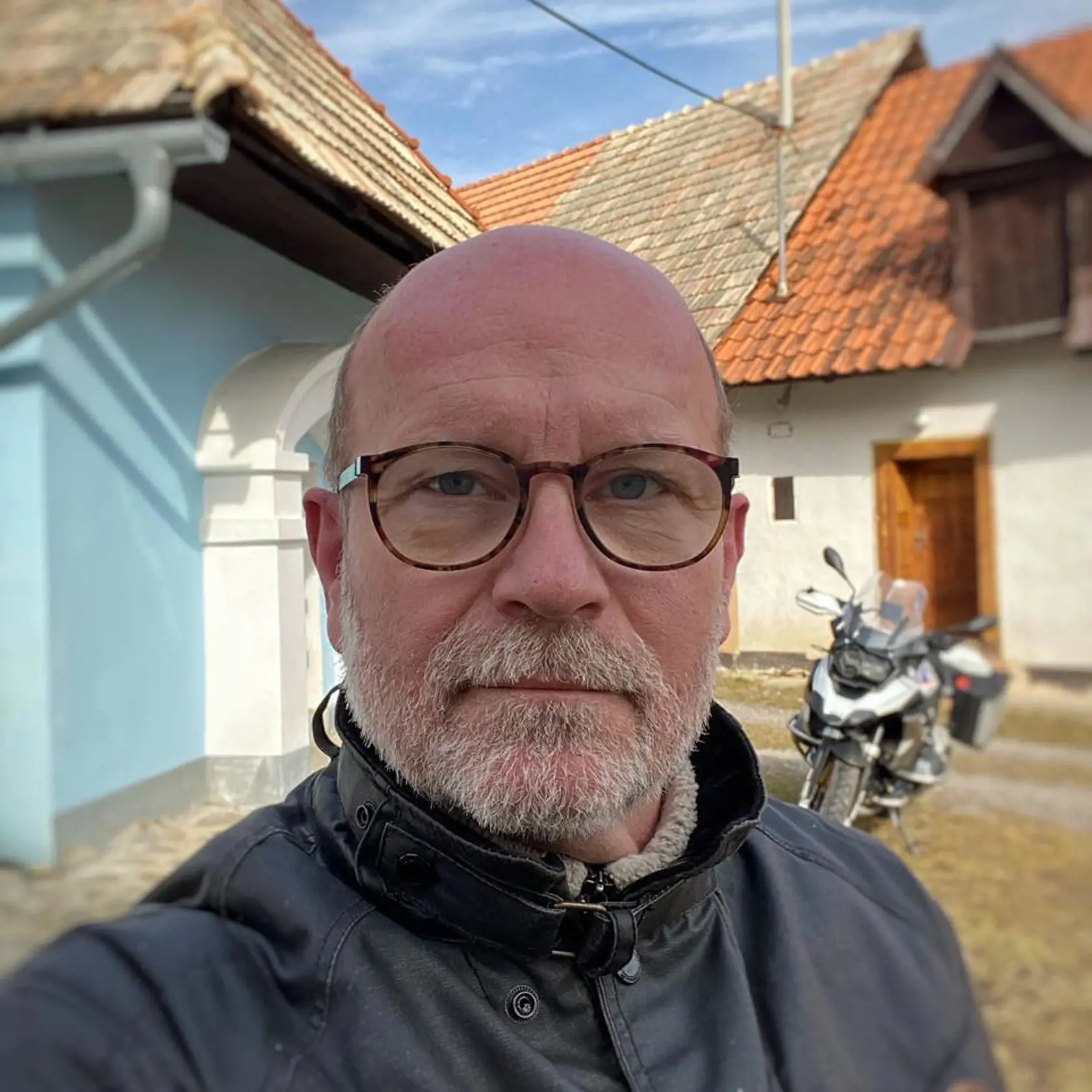 Pozorné oko si všimne, opäť, motorku v pozadí. Rastislav Káčer má pravdepodobne najazdených tisíce kilometrov.