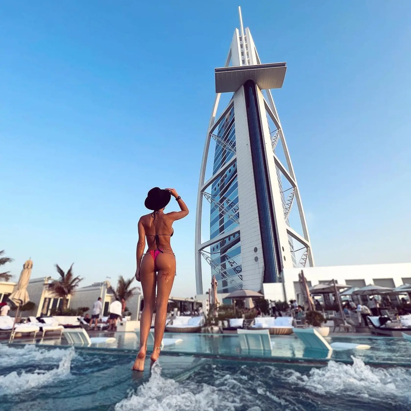 V novembri zase sexi Nela dráždila z Dubaja.