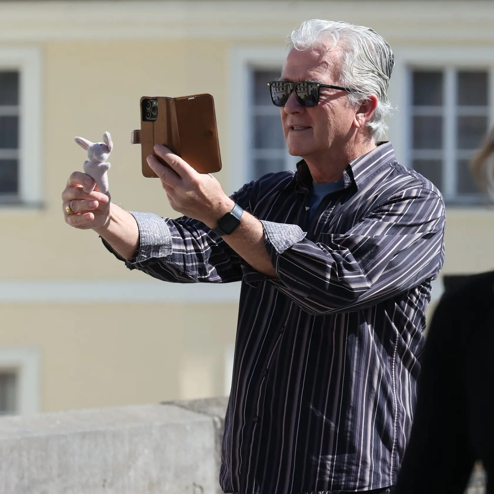 Americký televízny herec Patrick Duffy vyrazil v sprievode svojich priateľov spoznávať krásy stoviežatej Prahy. Po prechádzke Starým Mestom zašiel aj na Karlov most, kde si vyfotografoval svojho plyšového zajačika, ktorý s ním cestuje po celom svete.