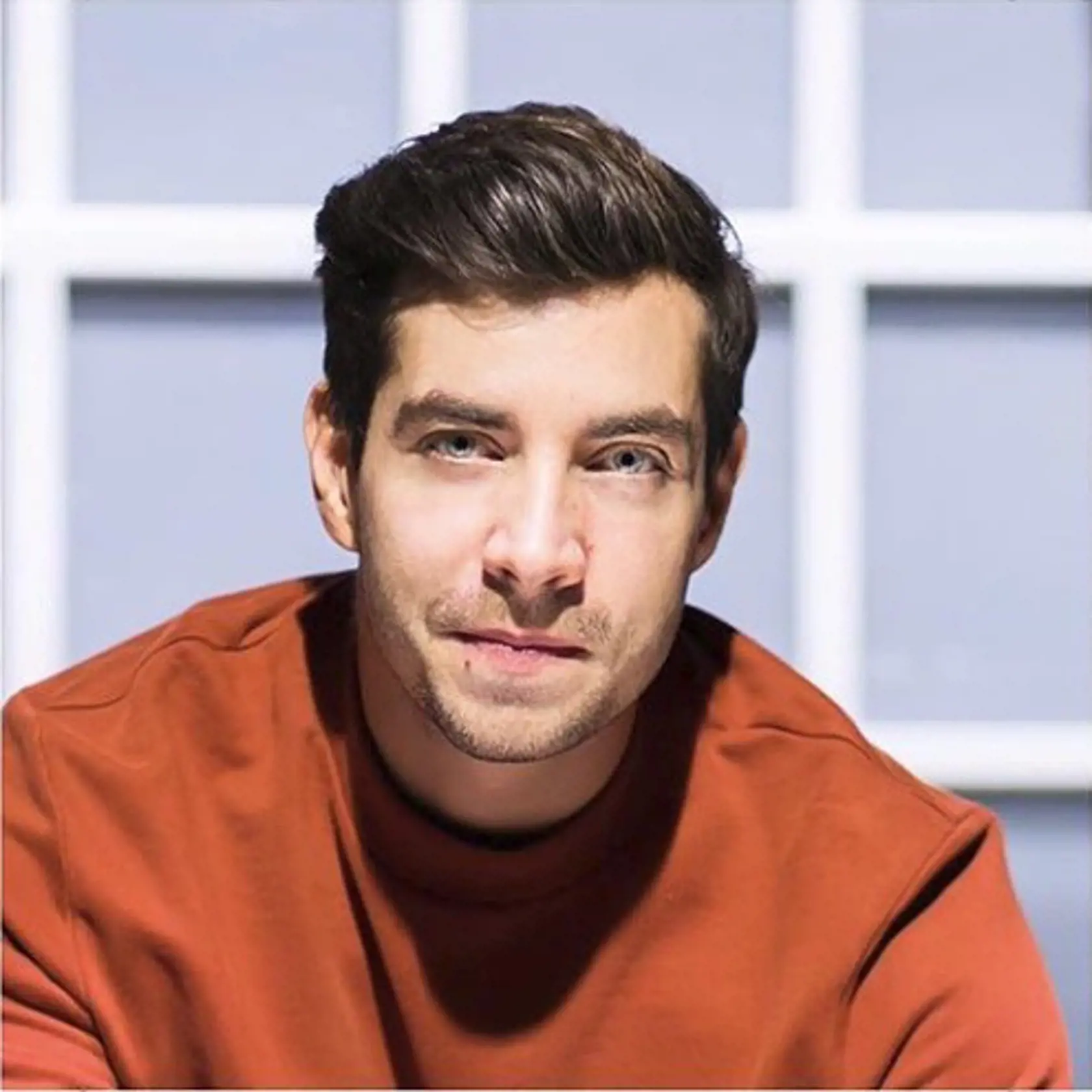 Herec Ivan Lupták hrá v českej verzií seriálu Ordinácia v ružovej záhrade.