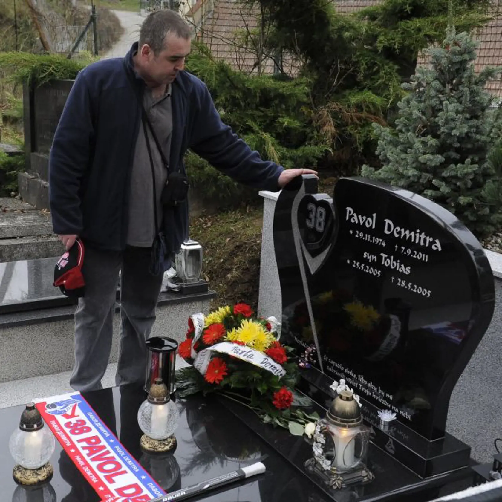 Hráèi tímu veteránov hokejového klubu Lokomotiv Jaroslav¾ spomínajú na hráèa Pavla Demitru pri jeho hrobe v Trenèíne, 31. marca 2012.  Veteráni jaroslav¾ského klubu si prišli do Trenèína a Dubnice nad Váhom zaspomína a ucti pamiatku Pavla Demitru, ktorý prišiel pri leteckej katastrofe v septembri 2011 o život spoloène s prakticky celým  tímom. FOTO TASR - Radovan Stoklasa  *** Local Caption *** letecké nešastie Pavol Demitra slovenský hokejista spomienka hrob Demitru Trenèín cintorín