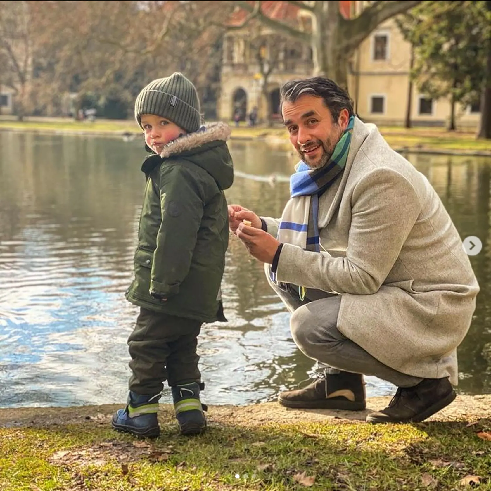 Vlado Kobielsky vzal synčeka do parku, obaja si vychutnávali spoločný čas v prírode. Herec k fotke pridal komentár: "Ráno mi povedal: ”Tatinko môj” a silno ma objal.❤️ Môže začať krajšie deň?"