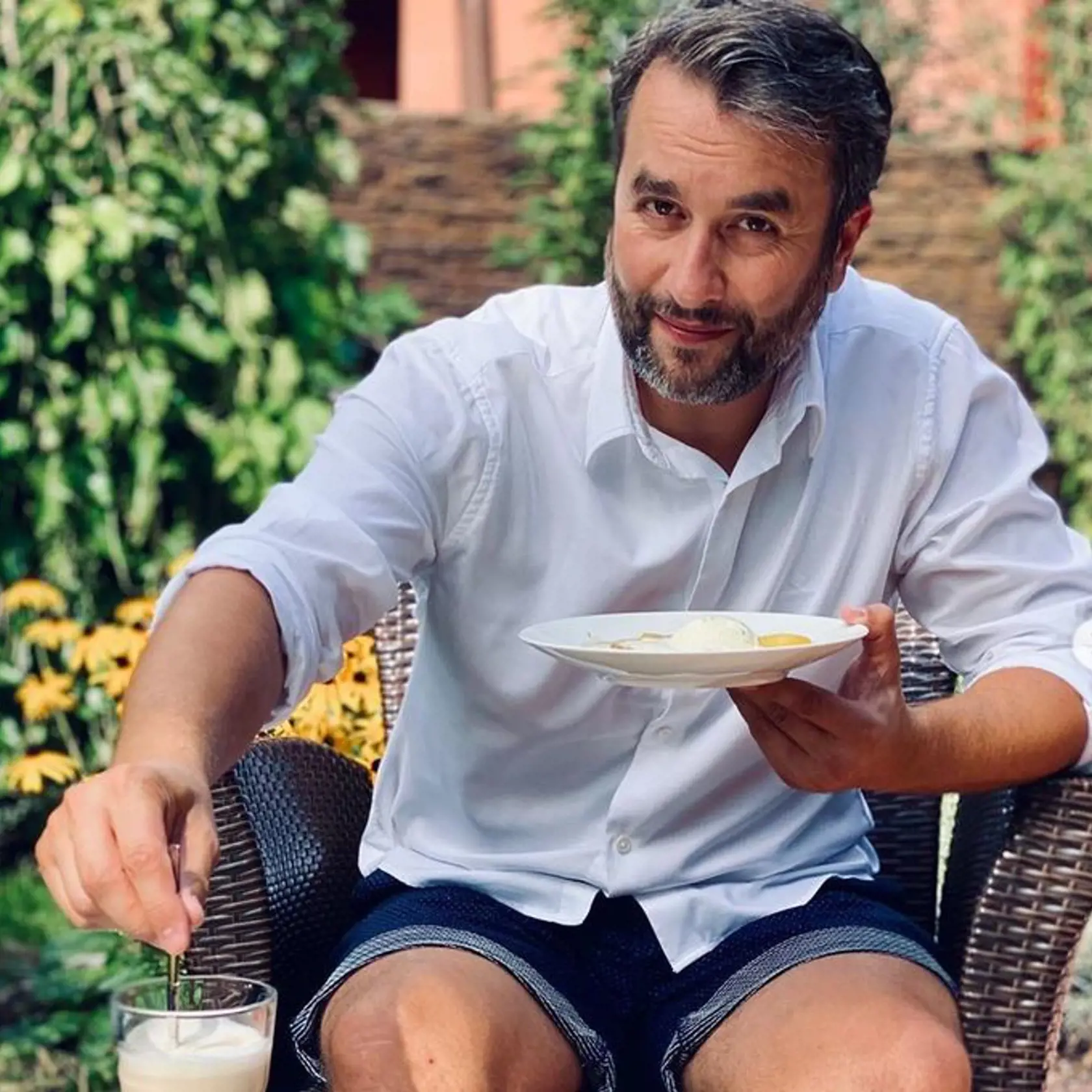 Herec Vlado kobielsky neukázal veľa, ale niečo predsa. Doma si cení najmä rodinnú pohodu, ku ktorej mu pomáha aj veľká záhrada.