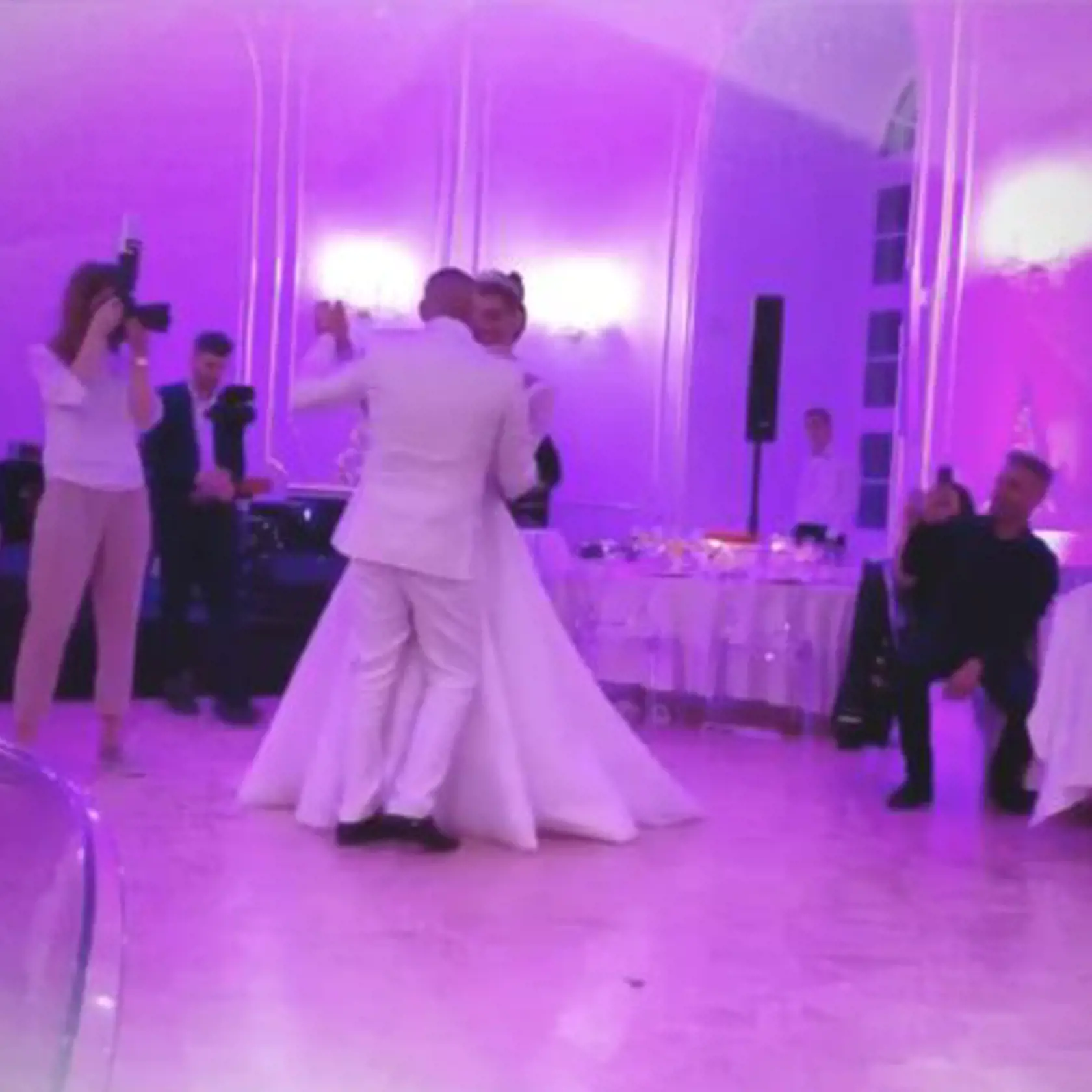 Svadobný tanec Jasminy a Rytmusa. Pištejová zverejnila zábery, kde vidno šaty nevesty v plnej paráde.