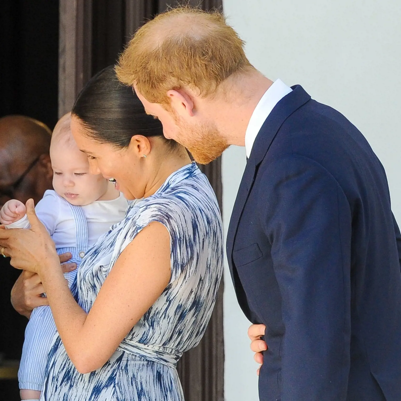 Harry a Meghan sa uchýlili do USA, kde chcú uniknúť pozornosti verejnosti. Zdá sa, že spadli z blata rovno do močiara.