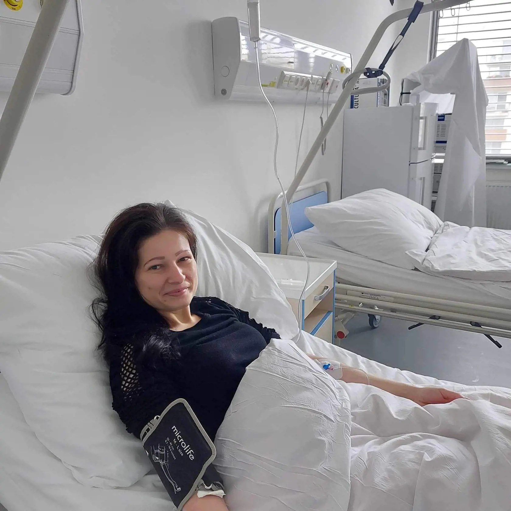 Tam jej po rôznych vyšetreniach potvrdili Ulceróznu kolitídu, čiže  chronické zápalové ochorenie postihujúce hrubé črevo a konečník.